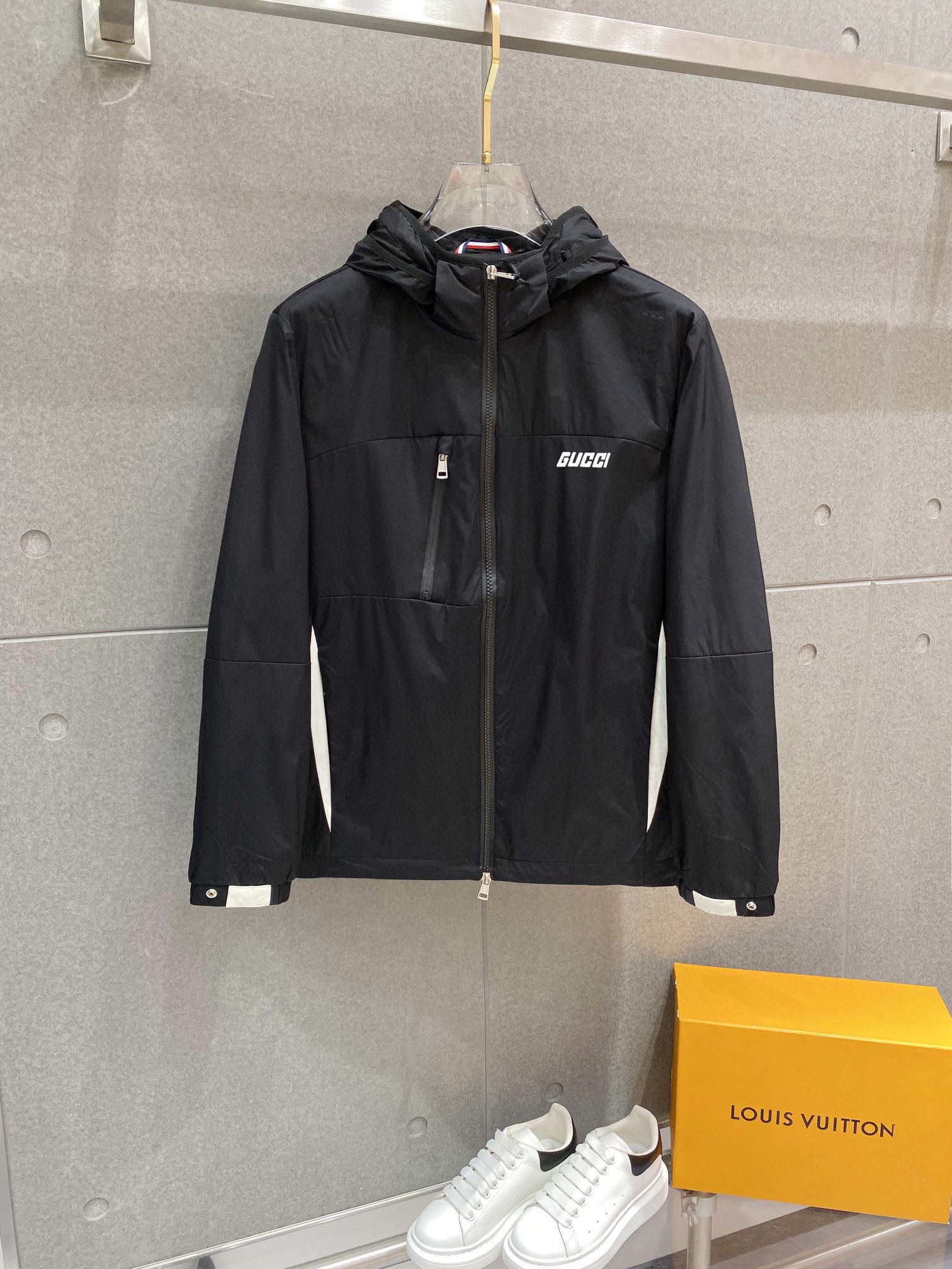 NO:125040,Gucci Top version Top version Official website released simultaneously Chest printing brand logo Functional Functional sports Men and women New sports skills hooded design Polyester fabric is very comfortable and pattern is very eye-catching. The style is slightly loose and versatile. The upper body is smooth and breathable, the best choice for sports and outdoor fitness. M-3XL (182/160 catties wear XL) Size chart Chest Clothes Long Sleeve Length M 108 64 60 L 112 66 62 XL116 68 64 2XL 12070 66 3XL 12472 68,,gucci,hats,alexander wang19860909古驰 顶级版本 顶级版本 官网同步发行 胸前印花品牌logo 功能性 机能运动 男女同款 新款运动技能连帽设计 聚酯纤维面料非常舒服 图案非常吸睛.版型微宽松百搭.上身爽滑透气,运动户外健身的不二之选.M-3XL（182/160斤穿XL） 尺码表 胸 围衣 长 袖 长 M 108 64 60 L 112 66 62 XL116 68 64 2XL 12070 66 3XL 12472 68,,gucci,hats,alexander wang,Men's clothing