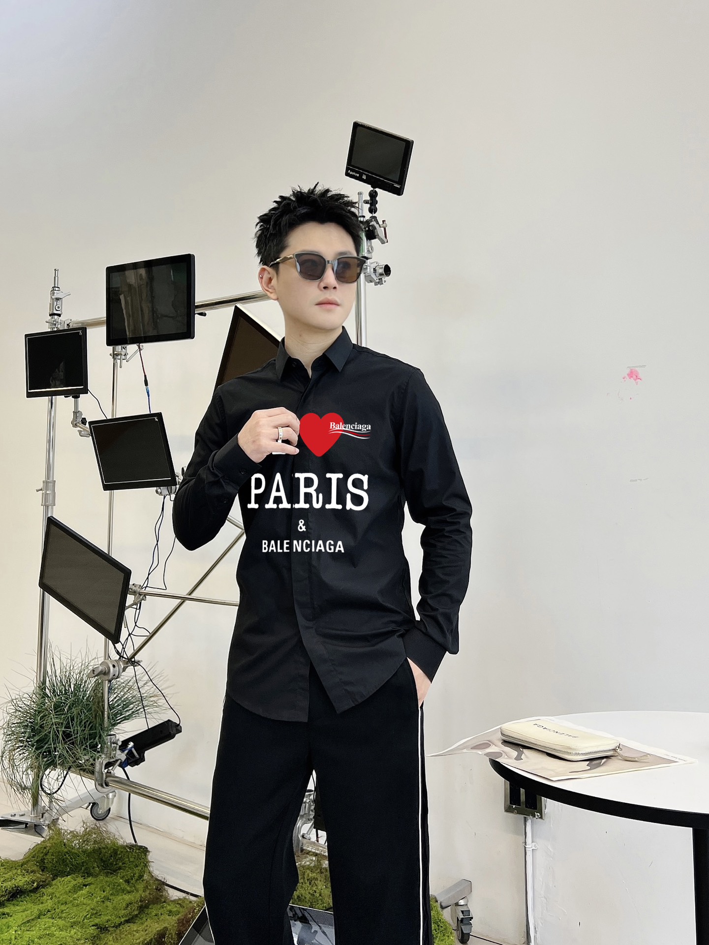 ￼ ￼ ￼ ￼ 巴黎世家 专柜最新款男士必备款衬衫，100%天然棉，舒服透气，原单狠货，原版面料，柔软舒