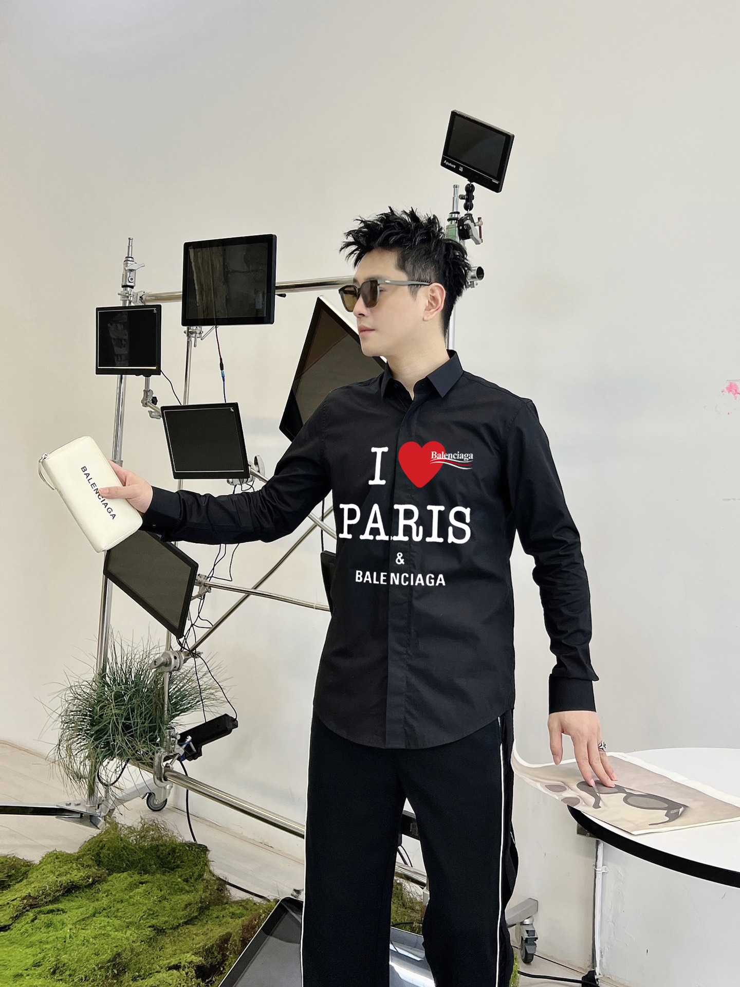 ￼ ￼ ￼ ￼ 巴黎世家 专柜最新款男士必备款衬衫，100%天然棉，舒服透气，原单狠货，原版面料，柔软舒