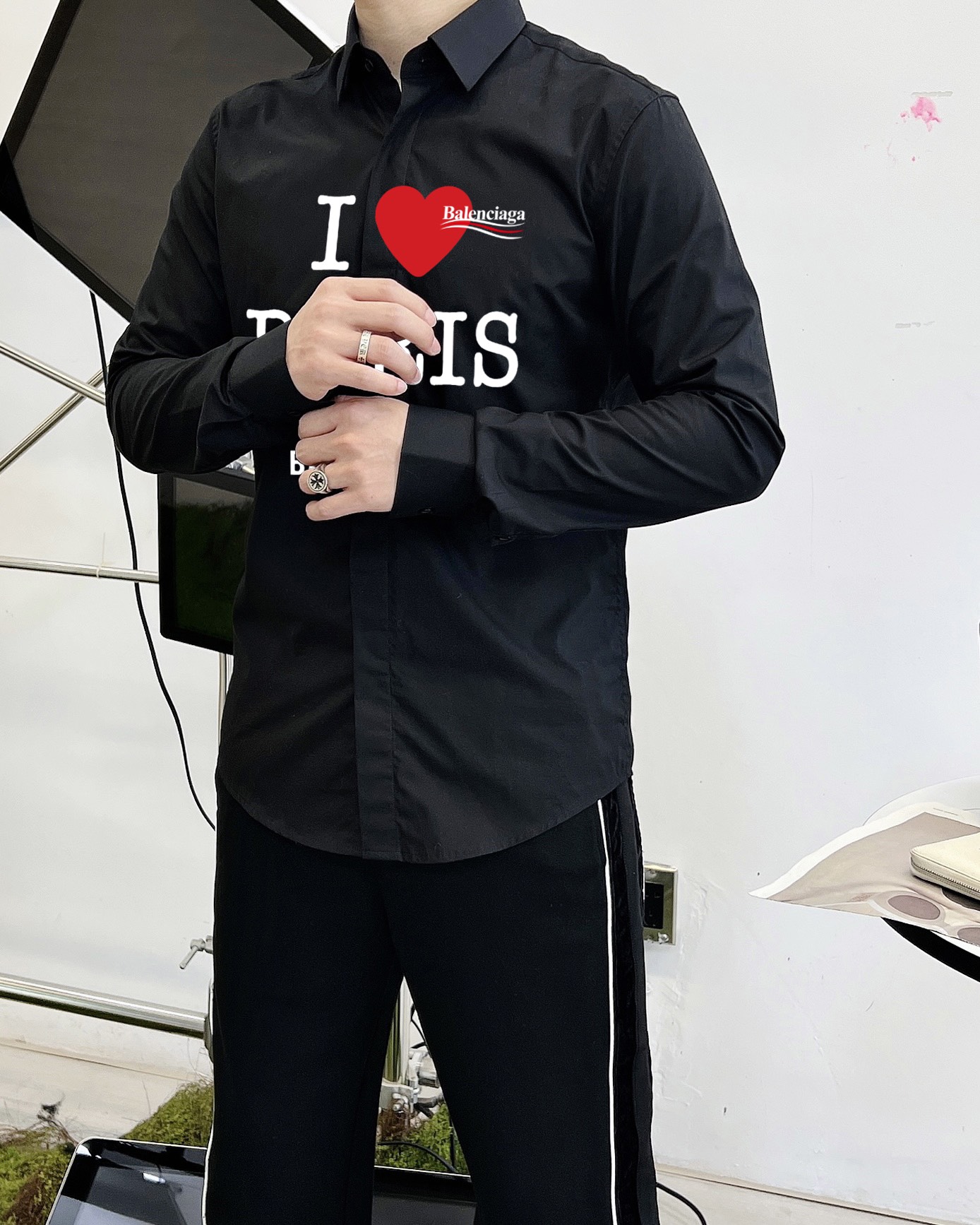 ￼ ￼ ￼ ￼ 巴黎世家 专柜最新款男士必备款衬衫，100%天然棉，舒服透气，原单狠货，原版面料，柔软舒