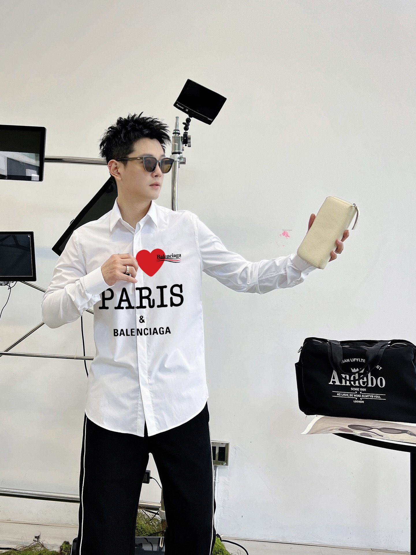 ￼ ￼ ￼ ￼ 巴黎世家 专柜最新款男士必备款衬衫，100%天然棉，舒服透气，原单狠货，原版面料，柔软舒