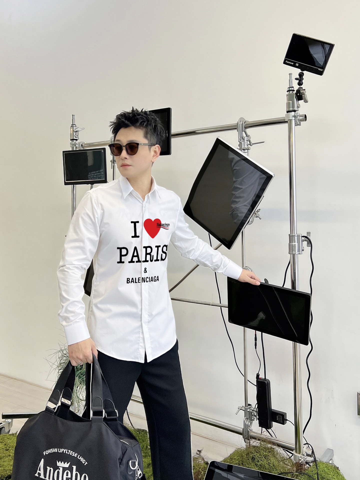 ￼ ￼ ￼ ￼ 巴黎世家 专柜最新款男士必备款衬衫，100%天然棉，舒服透气，原单狠货，原版面料，柔软舒