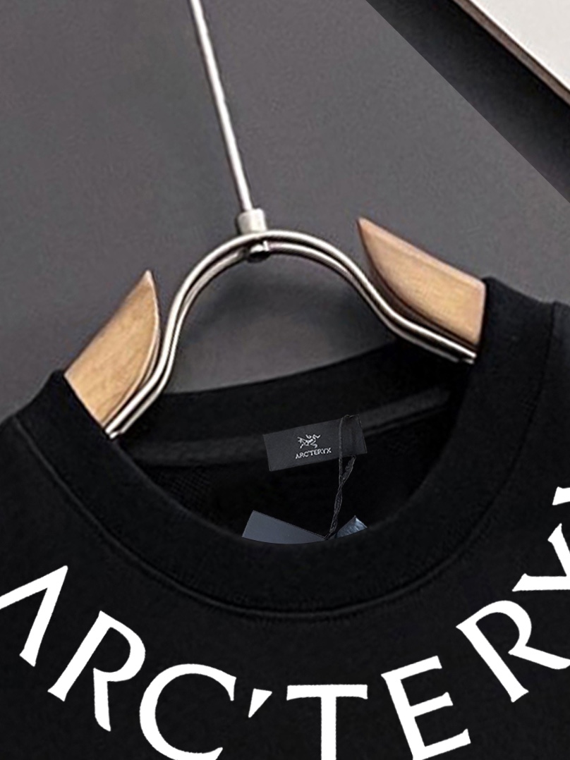 ￼ ￼ 始祖鸟 官网 新款字母印花双层重工字母图案不管是T桖还是卫衣都是每年的爆款单品 前幅大面积印花采