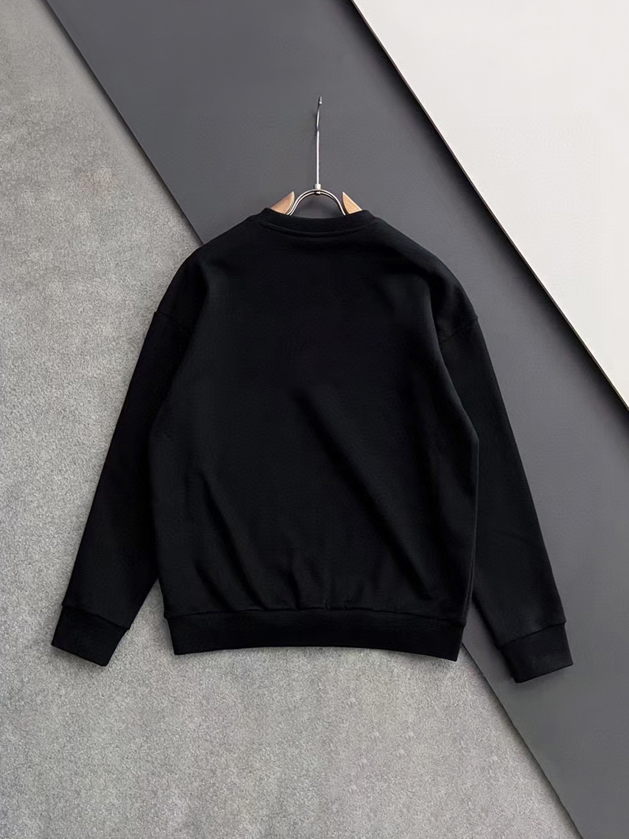 ￼ ￼ 始祖鸟 官网 新款字母印花双层重工字母图案不管是T桖还是卫衣都是每年的爆款单品 前幅大面积印花采