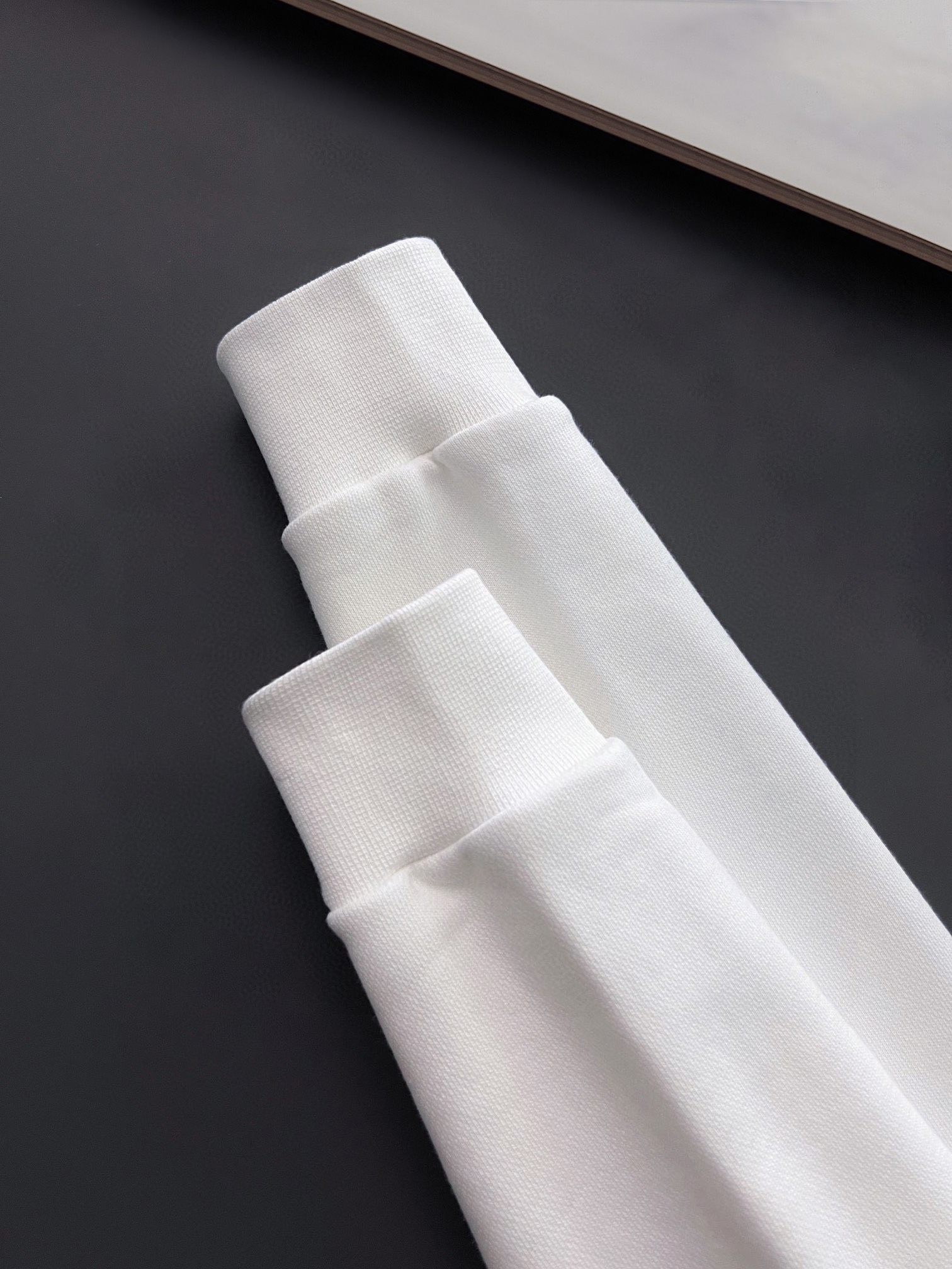 ￼ ￼ 始祖鸟 官网 新款字母印花双层重工字母图案不管是T桖还是卫衣都是每年的爆款单品 前幅大面积印花采