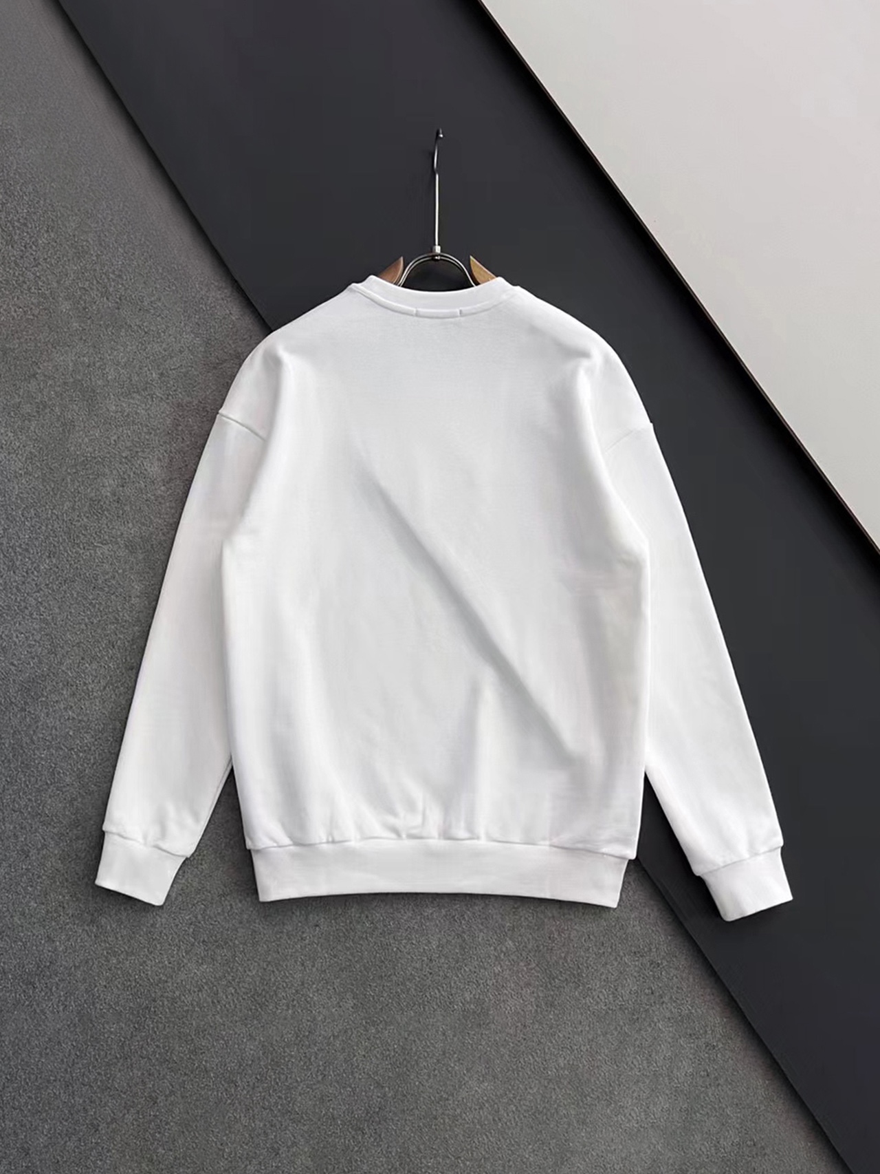 ￼ ￼ 始祖鸟 官网 新款字母印花双层重工字母图案不管是T桖还是卫衣都是每年的爆款单品 前幅大面积印花采