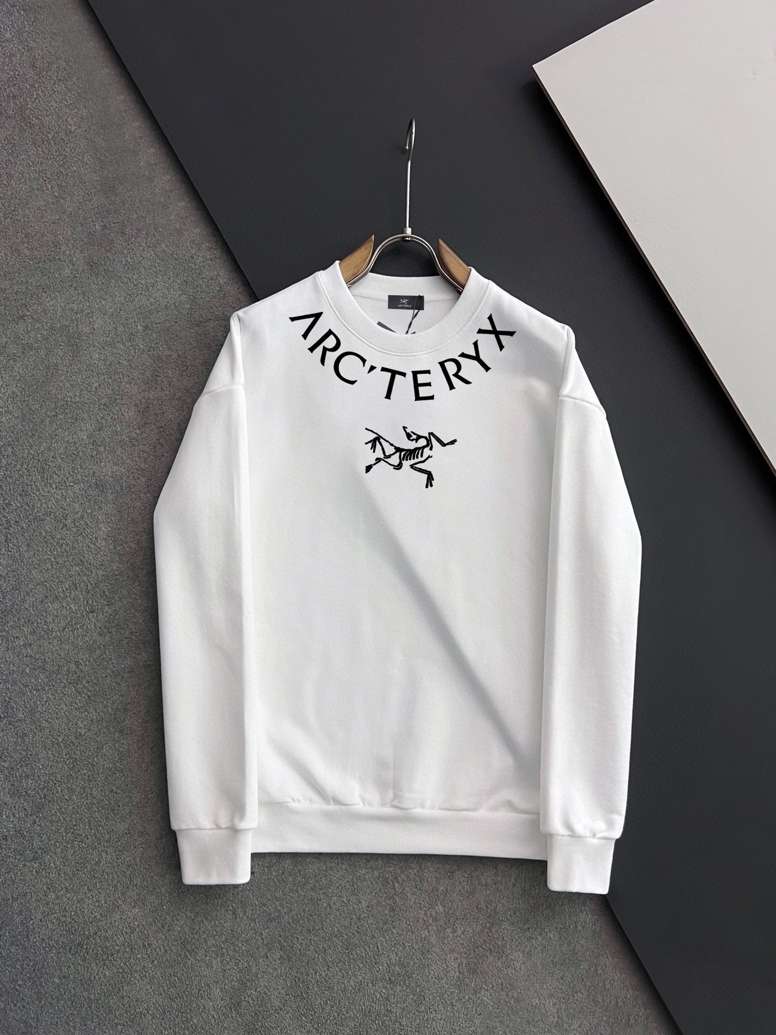 ￼ ￼ 始祖鸟 官网 新款字母印花双层重工字母图案不管是T桖还是卫衣都是每年的爆款单品 前幅大面积印花采