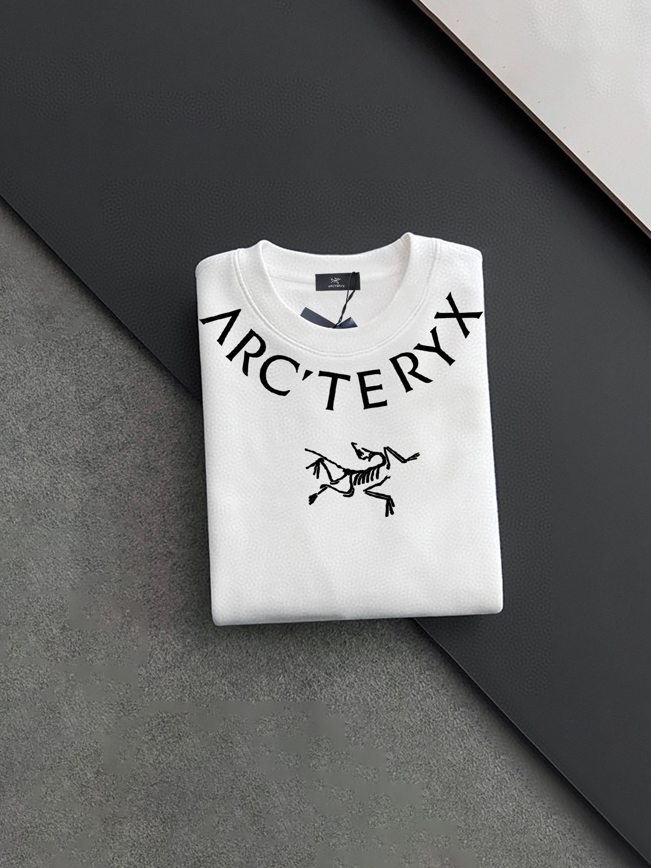 ￼ ￼ 始祖鸟 官网 新款字母印花双层重工字母图案不管是T桖还是卫衣都是每年的爆款单品 前幅大面积印花采