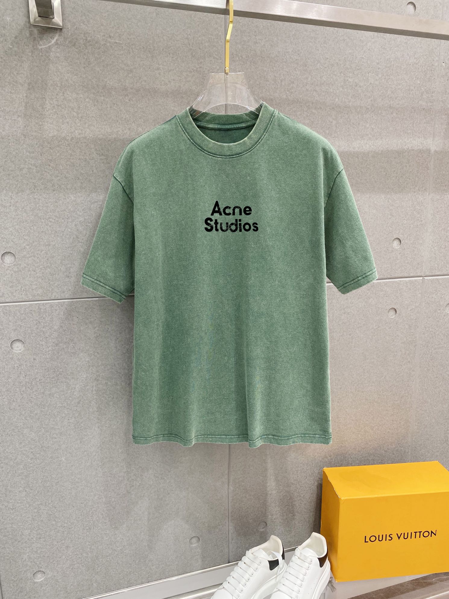     PZL Acne Studios 官网同步发售 欧美流行趋势 洗水分层工艺 洗水纯棉面料 柔软舒适细腻 大幅印花 提升档次 宽松版型更显气质。M-XL（下单提供身高体重）