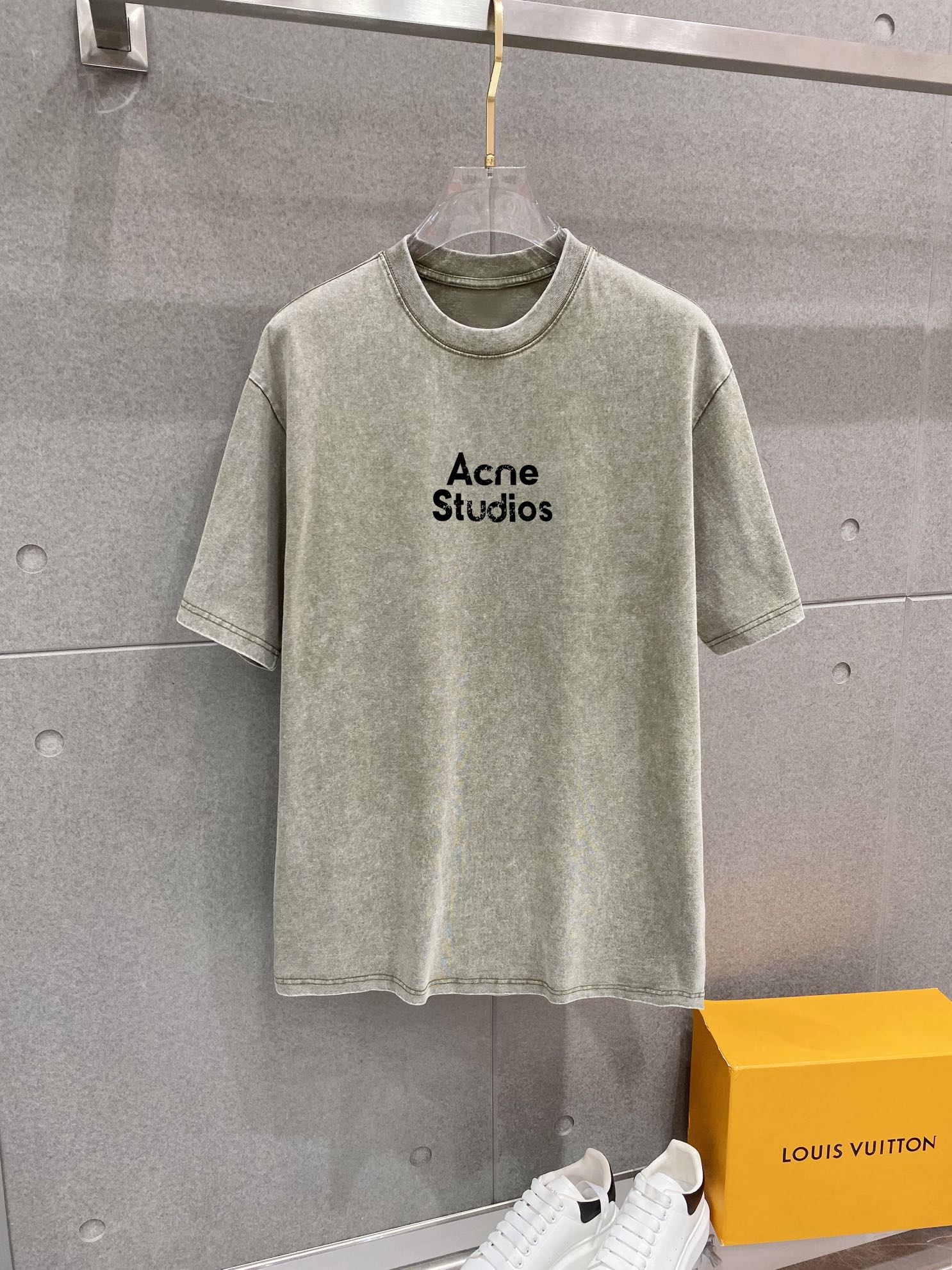     PZL Acne Studios 官网同步发售 欧美流行趋势 洗水分层工艺 洗水纯棉面料 柔软舒适细腻 大幅印花 提升档次 宽松版型更显气质。M-XL（下单提供身高体重）