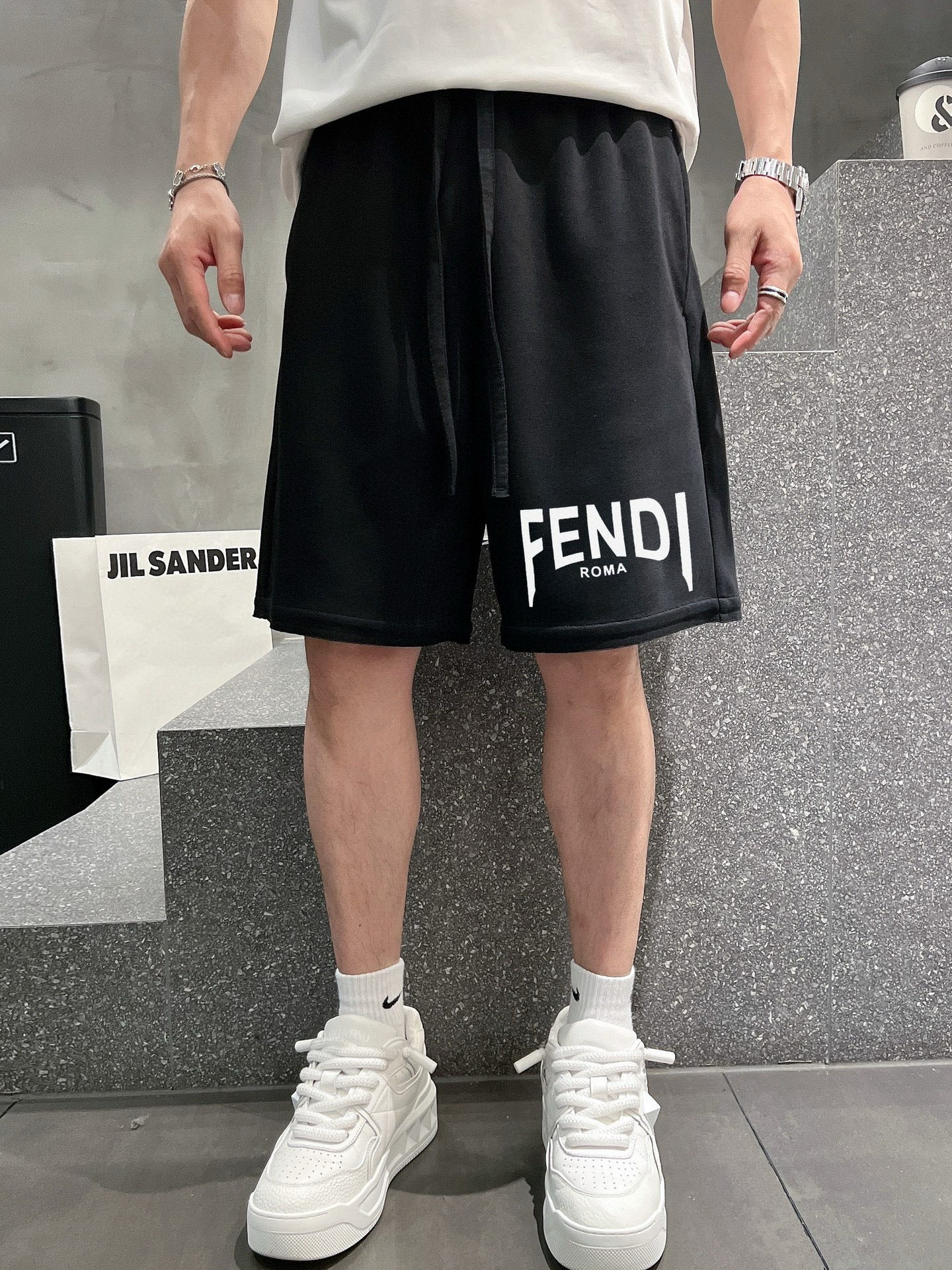 ￼ ￼ ￼ 芬迪 25春夏新款短裤 这款极简表达现代态度。面布63.1%棉36.9聚酯倩维 超薄复合面料