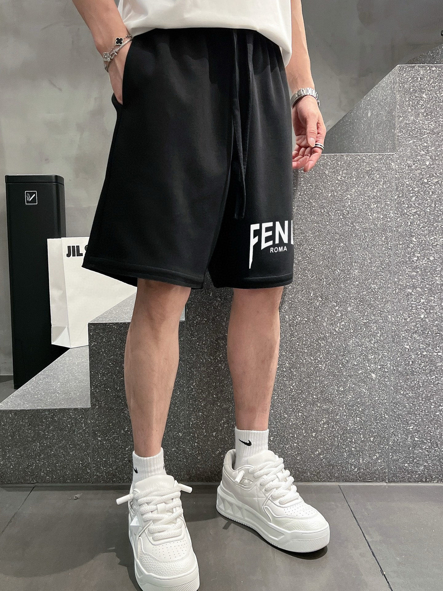 ￼ ￼ ￼ 芬迪 25春夏新款短裤 这款极简表达现代态度。面布63.1%棉36.9聚酯倩维 超薄复合面料