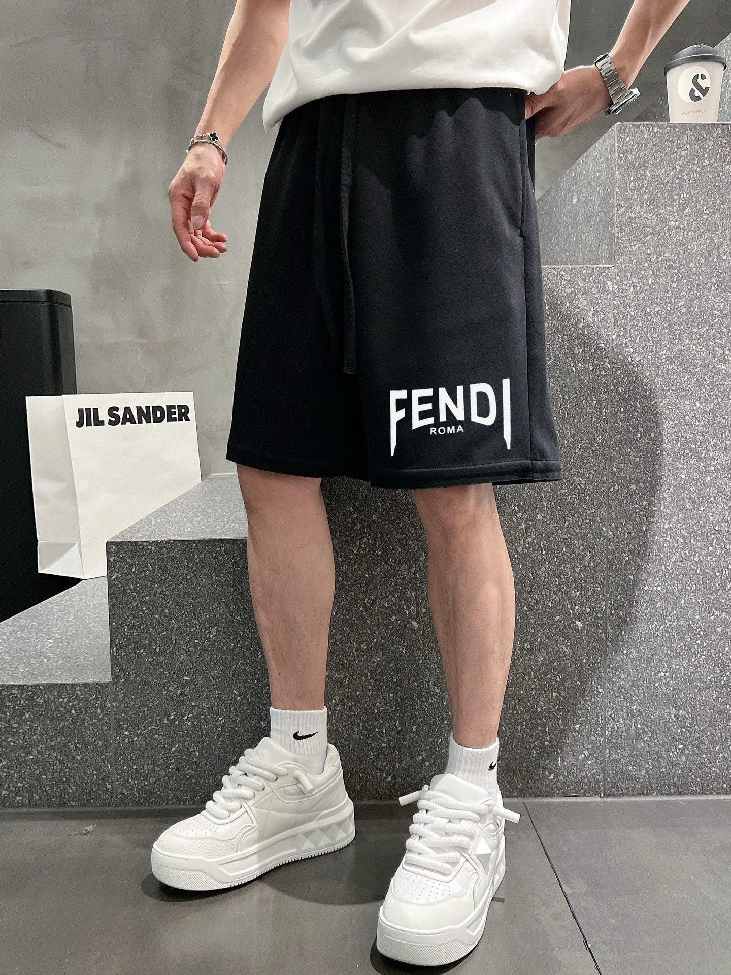 ￼ ￼ ￼ 芬迪 25春夏新款短裤 这款极简表达现代态度。面布63.1%棉36.9聚酯倩维 超薄复合面料