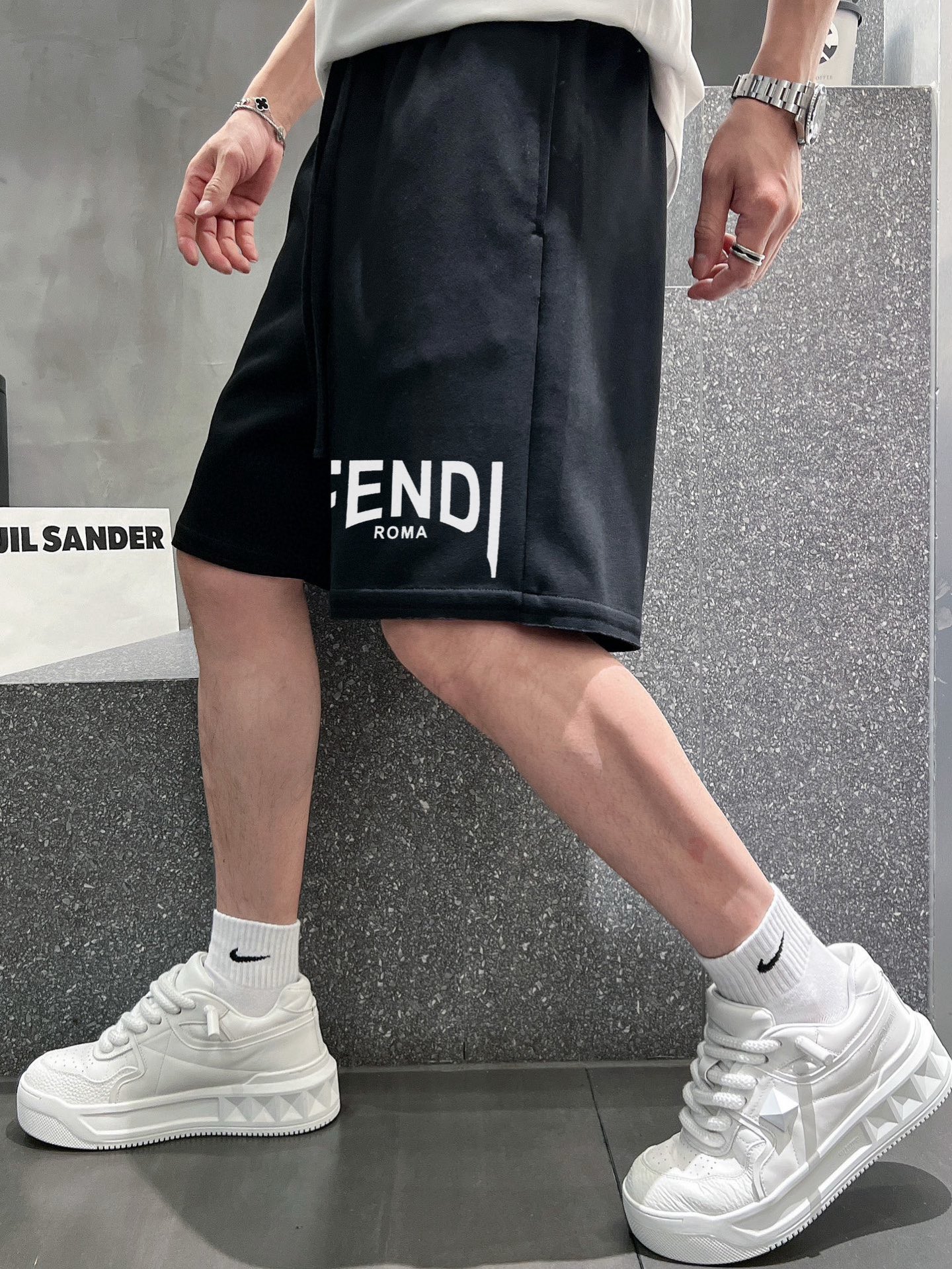 ￼ ￼ ￼ 芬迪 25春夏新款短裤 这款极简表达现代态度。面布63.1%棉36.9聚酯倩维 超薄复合面料