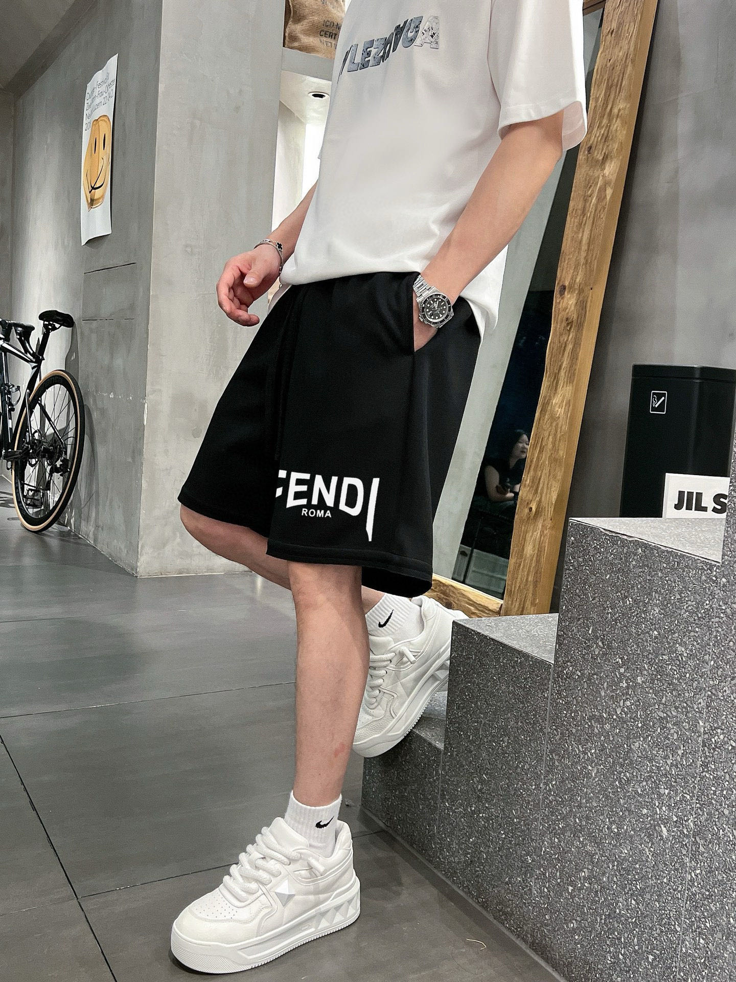 ￼ ￼ ￼ 芬迪 25春夏新款短裤 这款极简表达现代态度。面布63.1%棉36.9聚酯倩维 超薄复合面料