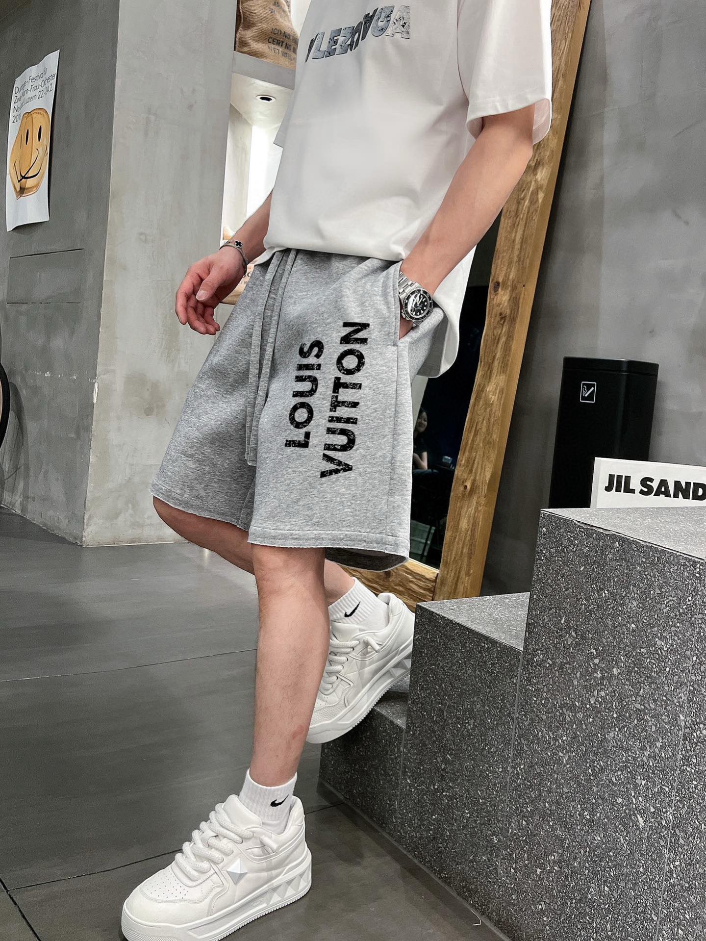 ￼ ￼ 路易威登 25春夏新款短裤 这款极简表达现代态度。面布63.1%棉36.9聚酯倩维 超薄复合面料