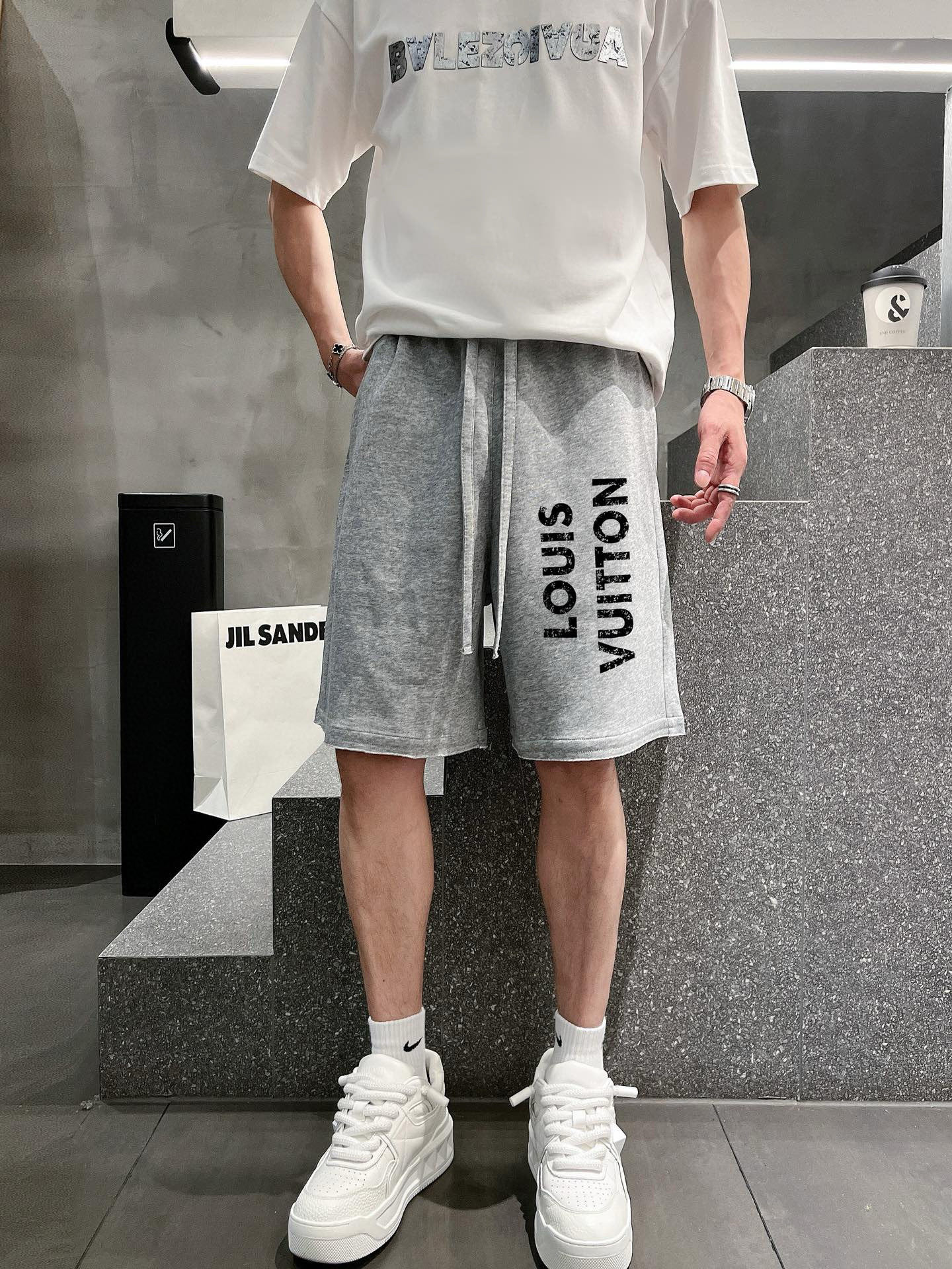 ￼ ￼ 路易威登 25春夏新款短裤 这款极简表达现代态度。面布63.1%棉36.9聚酯倩维 超薄复合面料