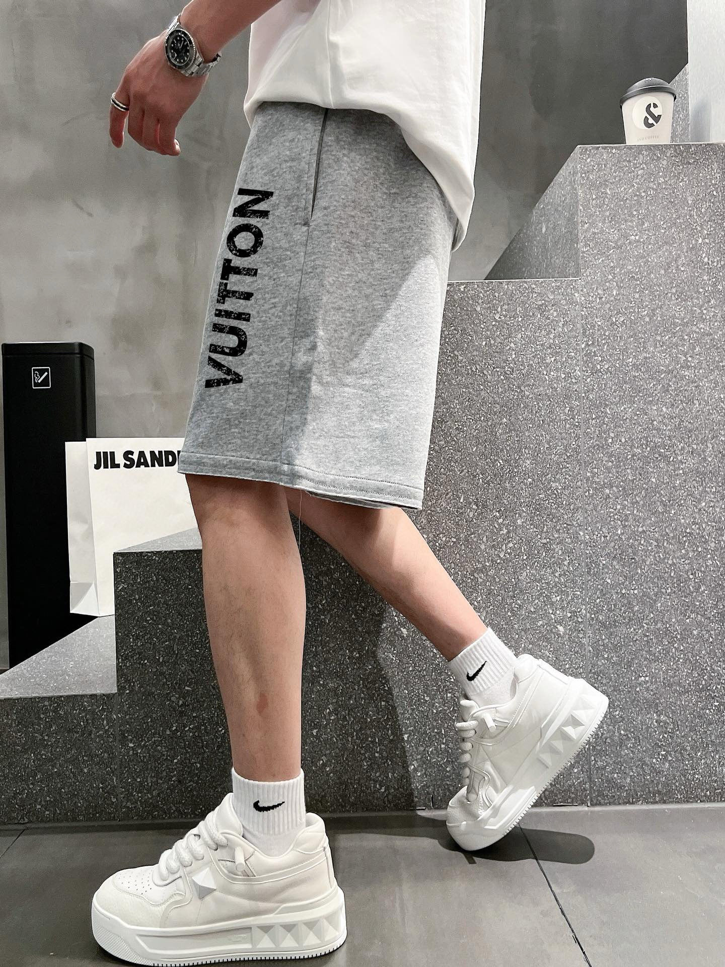 ￼ ￼ 路易威登 25春夏新款短裤 这款极简表达现代态度。面布63.1%棉36.9聚酯倩维 超薄复合面料