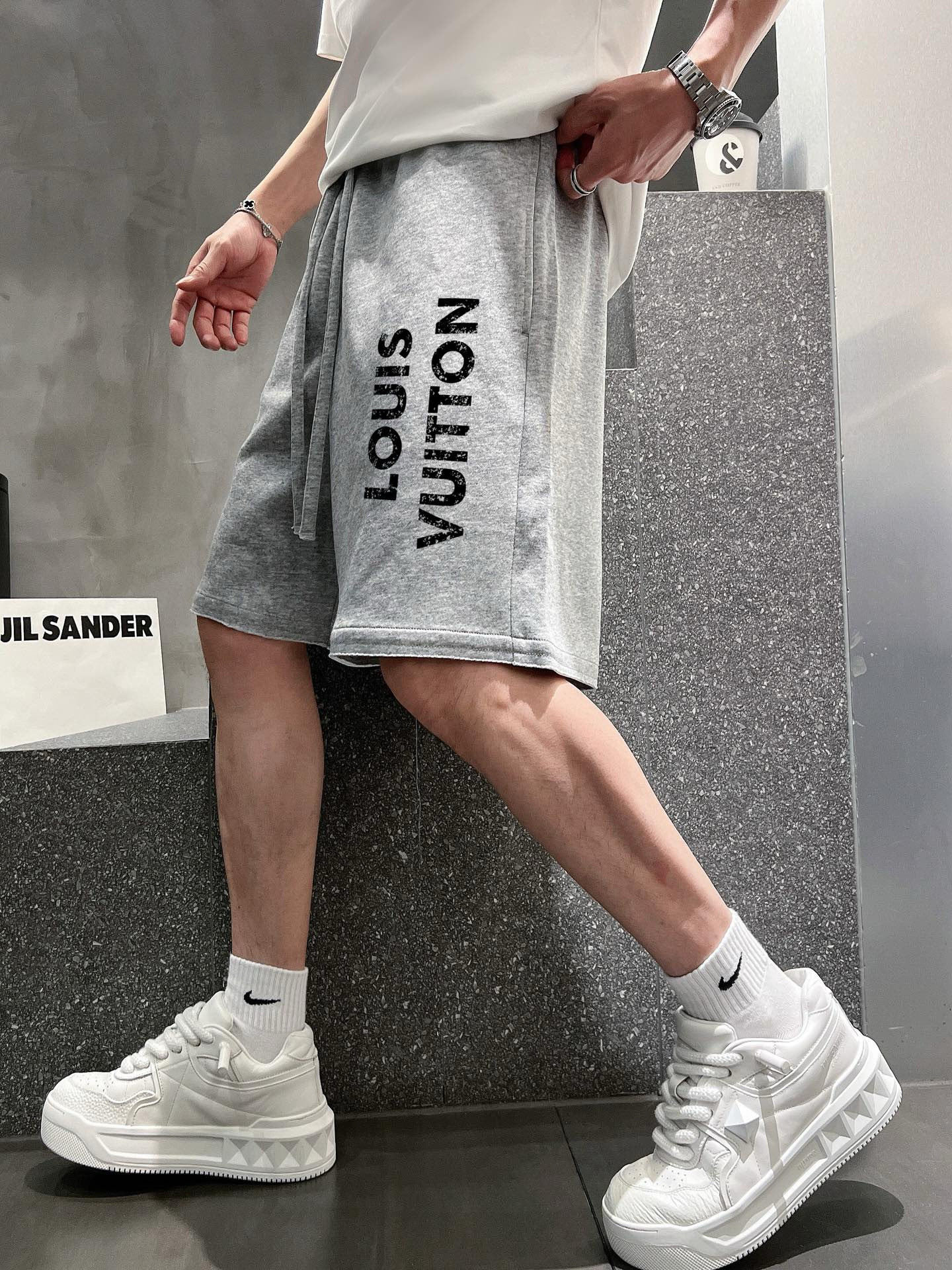 ￼ ￼ 路易威登 25春夏新款短裤 这款极简表达现代态度。面布63.1%棉36.9聚酯倩维 超薄复合面料