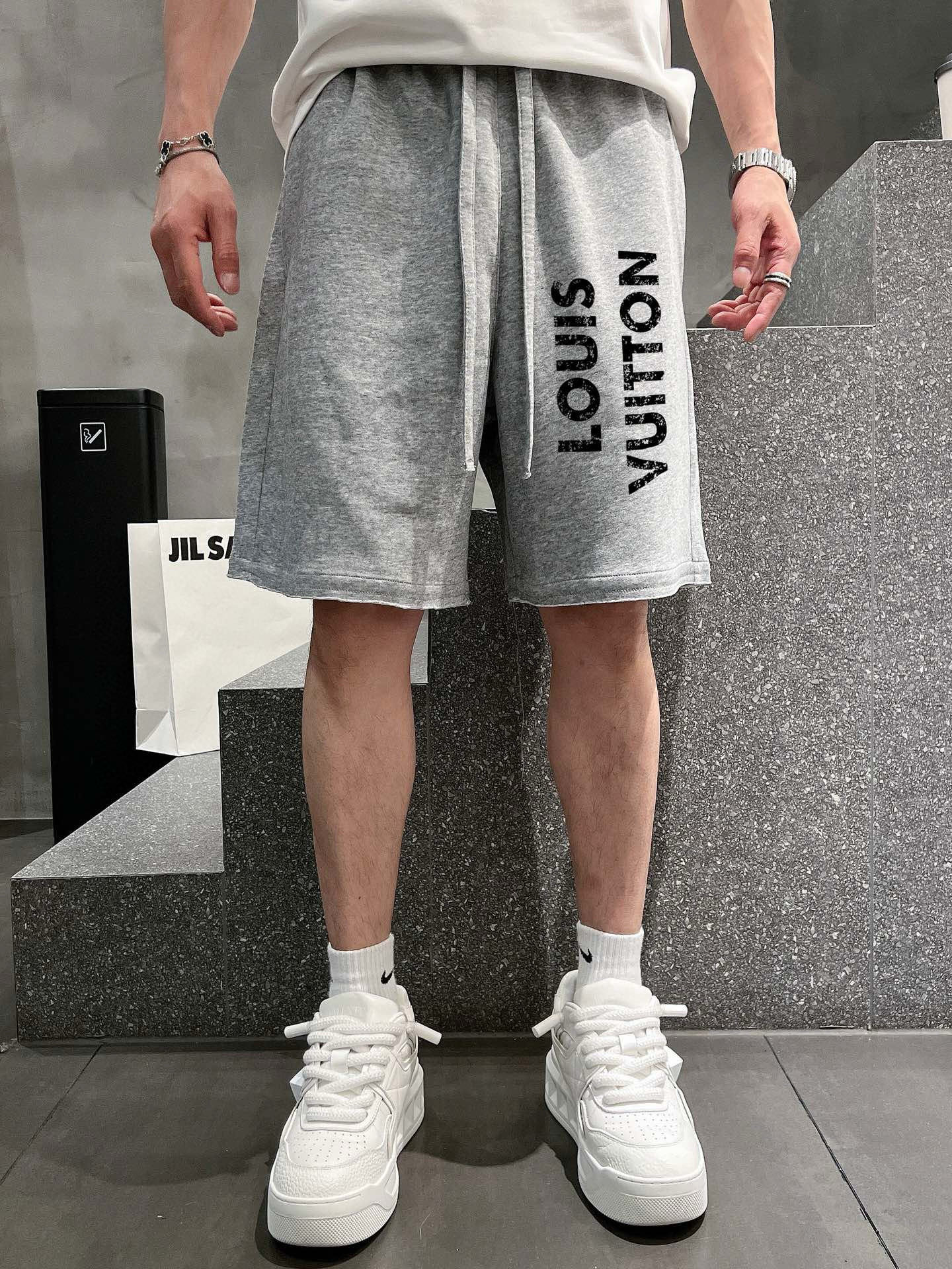 ￼ ￼ 路易威登 25春夏新款短裤 这款极简表达现代态度。面布63.1%棉36.9聚酯倩维 超薄复合面料