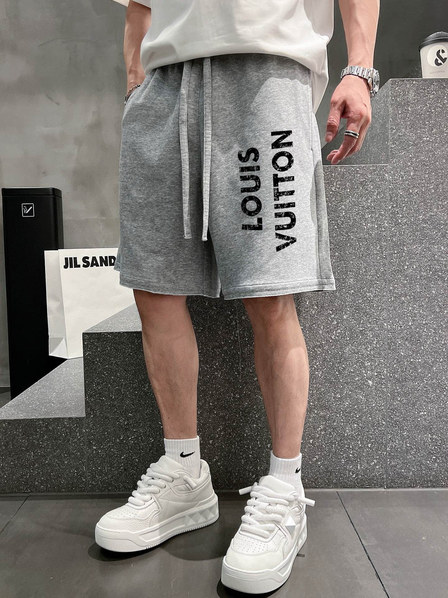 ￼ ￼ 路易威登 25春夏新款短裤 这款极简表达现代态度。面布63.1%棉36.9聚酯倩维 超薄复合面料