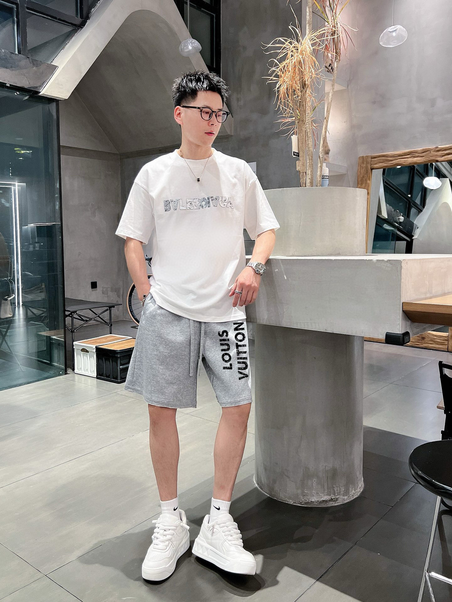 ￼ ￼ 路易威登 25春夏新款短裤 这款极简表达现代态度。面布63.1%棉36.9聚酯倩维 超薄复合面料