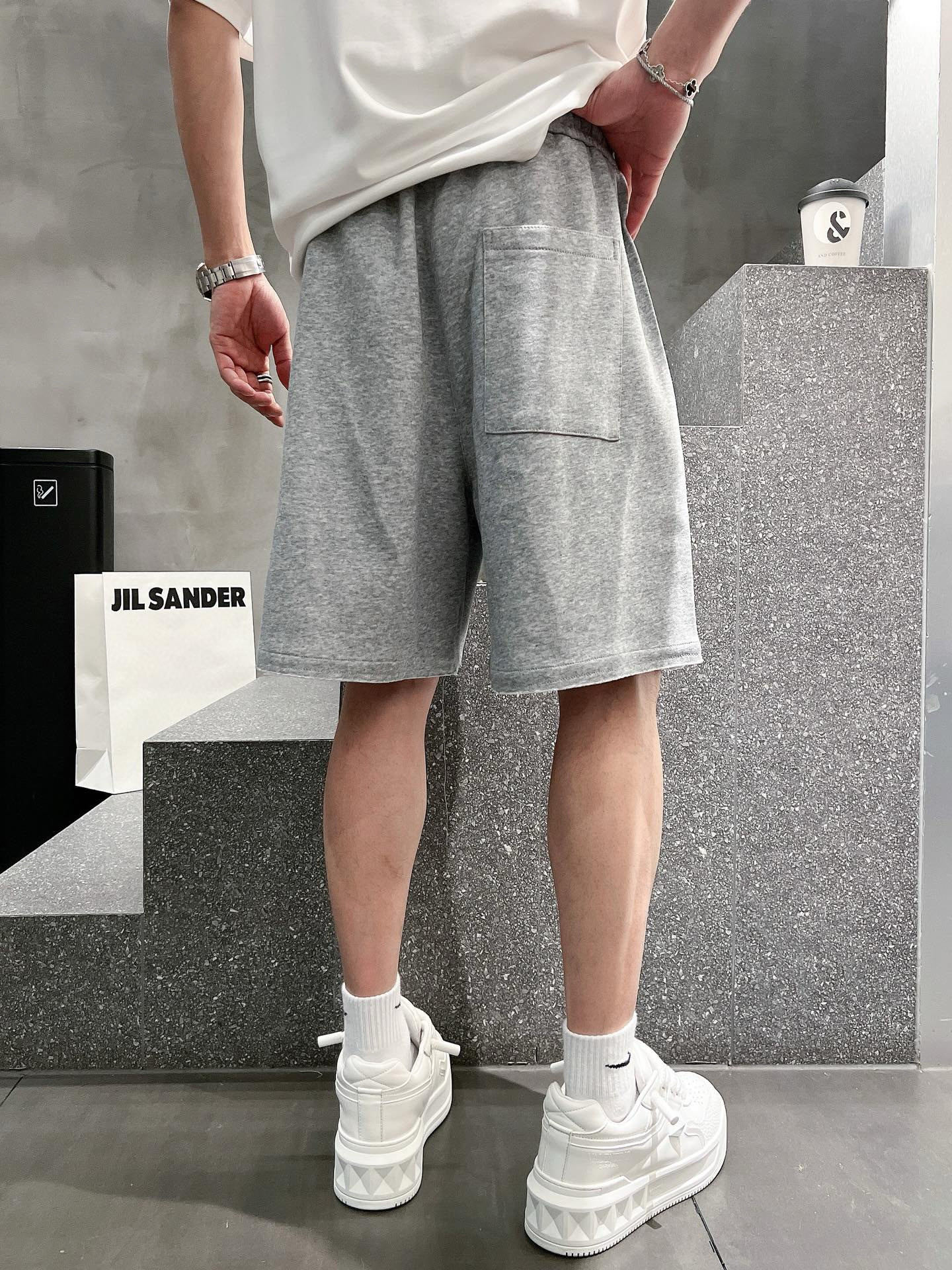 ￼ ￼ 路易威登 25春夏新款短裤 这款极简表达现代态度。面布63.1%棉36.9聚酯倩维 超薄复合面料