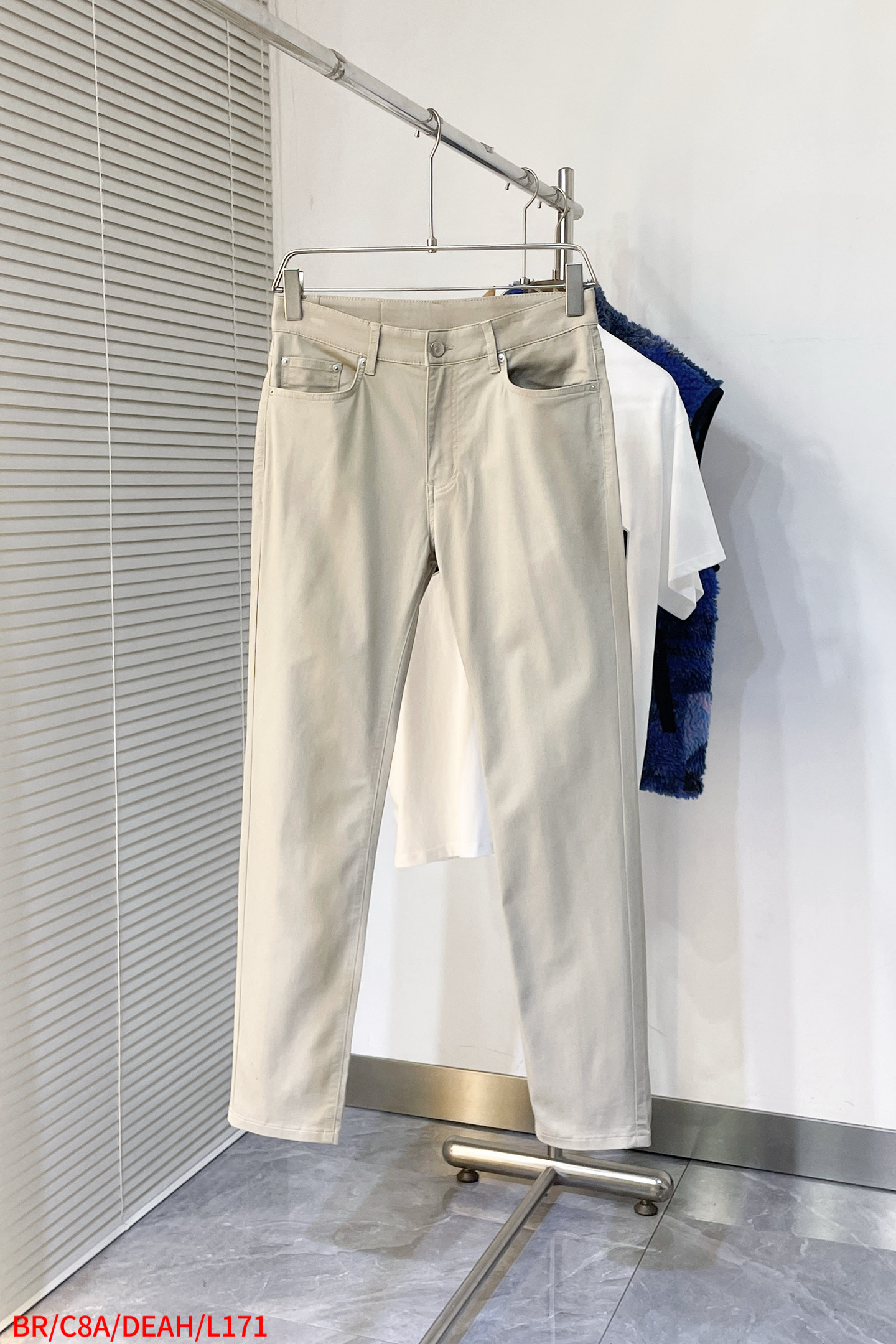 NO:135772,L171 BR Burberry 25 spring and summer new product, exclusively available for new casual pants, high-end version, custom-made fabric for counter, breathable and comfortable, impeccable details, brand element design concept, reflecting high quality. It feels delicate and soft!  It is casually cut, with a great upper body style!  Size 29-38 None 35 37 Complete three standards The next day, burberry, alexander wang19860909L171 BR巴宝莉 25春夏新品,独家专供新款休闲裤,高端版本 专柜定制面料 透气舒适度高,细节无可挑剔,品牌元素设计理念,体现高品质.手感细腻柔软！呈现休闲裁剪,上身版型超赞！尺码29-38 无35 37 三标齐全 隔天,,burberry,alexander wang,Men's clothing