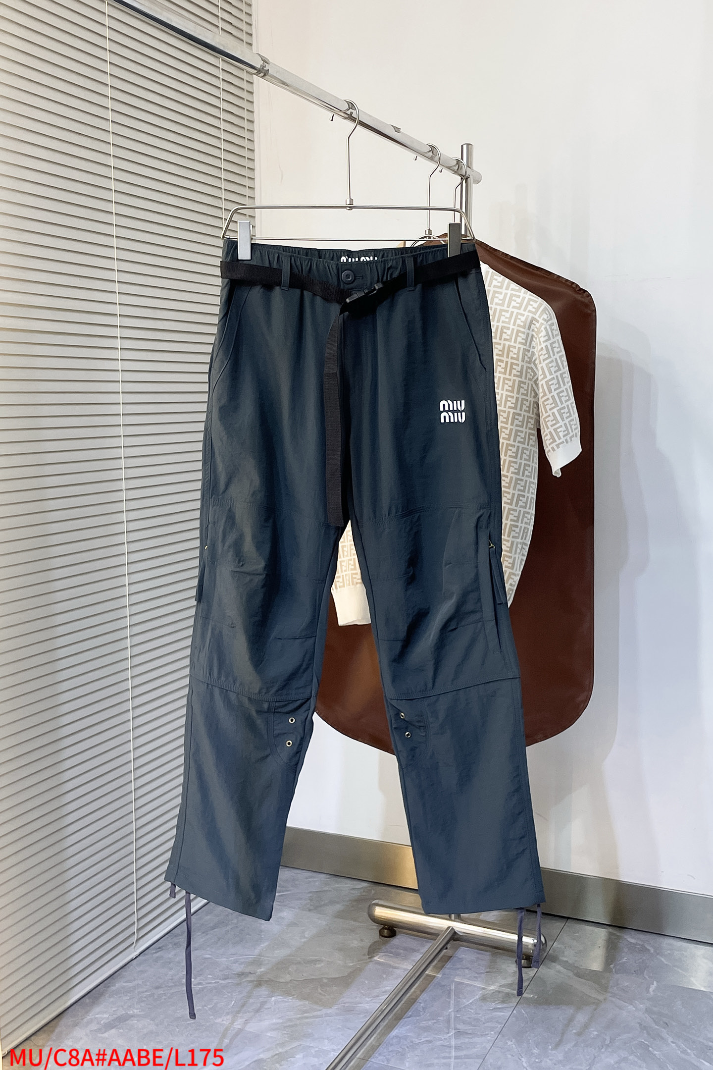 NO:135775,L175 MU Miu Miu functional casual pants, using original customized high-density specific woven fabrics, high-quality fabrics, the fabric is fully imported Japanese fabrics, breathable and tear-proof, and will not be stuffy when worn. Three-dimensional slim tailoring, outdoor functional style, straight trousers, super versatile upper body, a pair of pants that make the legs look longer, the inner edging process, workmanship, and details are impeccable. Casual style, functional style, and at the same time, simple and versatile, without any exaggeration. Whether it is fabric workmanship or pattern, it is absolutely cost-effective. Multi-cut three-dimensional tailoring design, breathable and comfortable to wear, and has basic windproof function, the first choice for outdoor leisure!  The waist is elastic and there is no problem with normal stretching. Size M-3XL The next day, miumiu, alexander wang19860909L175 MU Miu Miu 机能休闲裤,采用原版定制高密度特定梭织面料,高品面料,面料是全进口的日本面料,透气防撕裂,穿着也不会闷热,立体修身剪裁,户外机能风的版型,直筒裤型,上身超级百搭,超显腿长的一款裤子,内里包边工艺,做工,细节都无可挑剔,休闲款,机能风,同时又简约百搭,丝毫没有夸张的感觉,无论是面料做工还是版型,绝对有性价比的货,多裁片立体剪裁设计,穿着透气舒适,并且具有基础防风功能,户外休闲首选！腰部有弹力,正常拉伸无问题.尺码M-3XL 隔天,,miumiu,alexander wang,Men's clothing