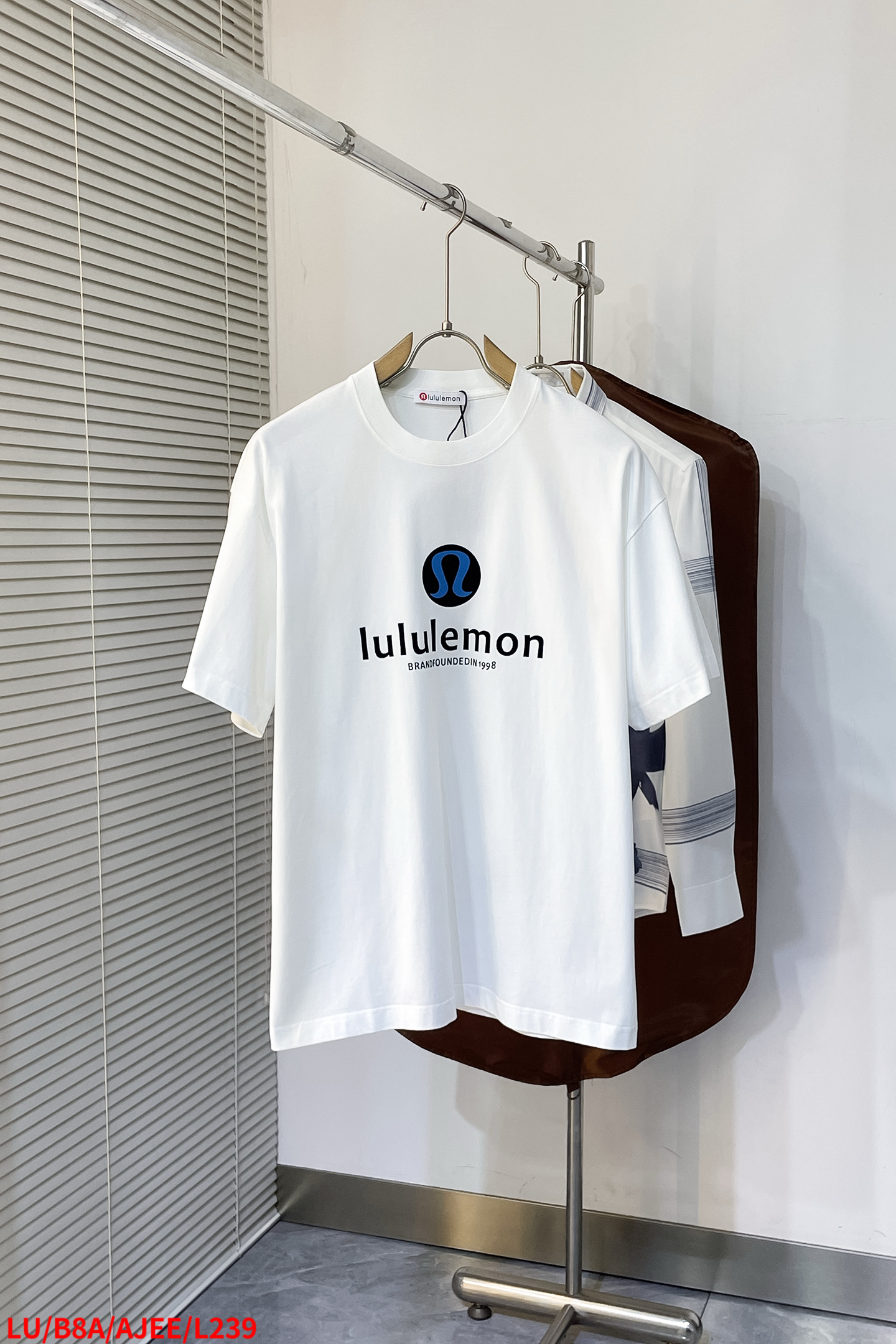 NO:135764,L239 LUlululemon three-dimensional logo printed short-sleeved T-shirt, high-end short-sleeved high-end, high-recognition piece, with stylish bgm, making it simple to play to the extreme. Three-dimensional layering combined with casual style, collides with different high-end fashionable and slackness. It uses high-weight pure cotton fabric, os loose style, same style for men and women. Size S-XXL complete three-standard Size bust 104cm long 70cm shoulder width 52cm M-size bust 108cm long 72cm shoulder width 53cm L-size bust 112cm long 74cm shoulder width 54cm XL-size bust 116cm long 76cm shoulder width 55cm XXL-size bust 120cm long 78cm  Shoulder width 56cm, T-shirt,tees,t-shirt,alexander wang19860909L239 LUlululemon 立体logo印花短袖t恤,高级腔调的高阶短袖,辨识度超高的一件,自带时髦bgm,将简约玩到极致.立体层次感结合休闲版型,碰撞出不一样的高阶时髦感,松弛度.采用高克重纯棉面料,os宽松版型,男女同款.尺码S-XXL 三标齐全 S码胸围104cm 衣长70cm 肩宽52cm M码胸围108cm 衣长72cm 肩宽53cm L码胸围112cm 衣长74cm 肩宽54cm XL码胸围116cm 衣长76cm 肩宽55cm XXL码胸围120cm 衣长78cm 肩宽56cm,,T-shirt,tees，t-shirt,alexander wang,Men's clothing