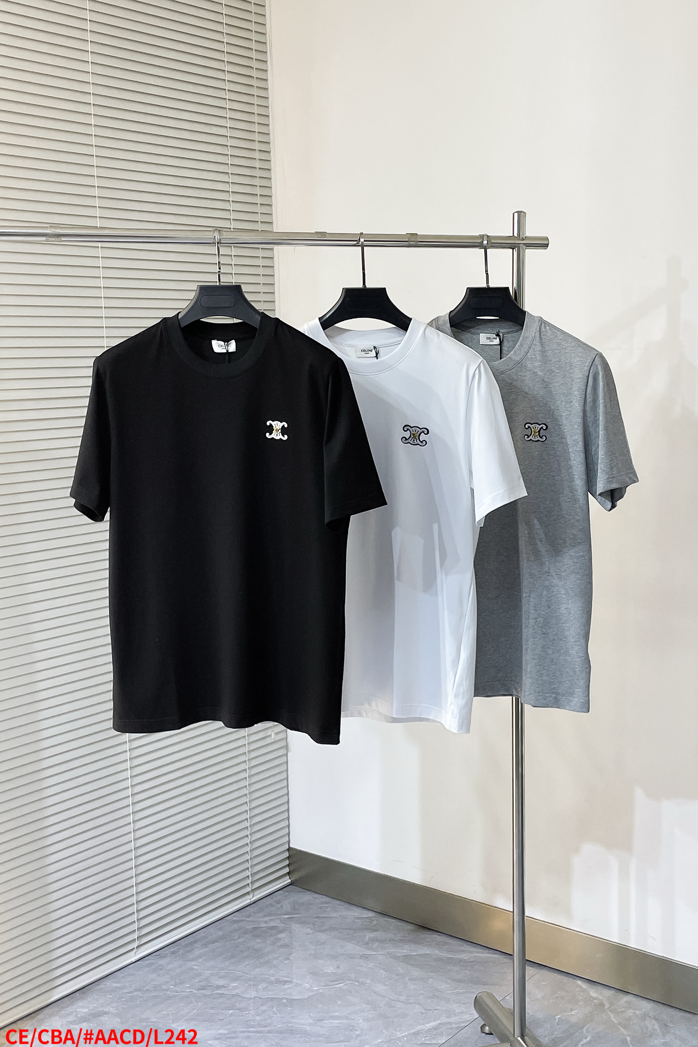 NO:135760,L242 CECeline logo short sleeves, fabric is made of 170 grams, 50 double strands, soft, comfortable and skin-friendly, simple to the extreme, fashionable, simplest classic black and white, the most touching, the embroidered metal logo seal, the effect is neat and tidy, cumbersome, the fabric has been washed, the texture is better, not easy to deform, not easy to shrink, not easy to fade, maintain long-term beauty. Size S-XL, complete three-standard, Size S bust 102cm, shoulder width 44cm, 69cm, M bust 106cm, shoulder width 45cm, 70cm, L bust 110cm, shoulder width 46cm, 71cm, XL bust 114cm, shoulder width 47cm, 72cm, celine, T-shirt, alexander  wang19860909L242 CECeline logo仔章短袖,面料采用170克50支双股 手感柔软 舒适亲肤 简单到极致就是时髦 最简单的经典黑百 最能打动人心,采用刺绣金属logo仔章,效果工整整洁 做工繁琐,面料都经过浇洗 手感质感更佳 不易变形 不易缩水 不易褪色 保持长久的美观.尺码S-XL 三标齐全 S码胸围102cm 肩宽44cm 衣长69cm M码胸围106cm 肩宽45cm 衣长70cm L码胸围110cm 肩宽46cm 衣长71cm XL码胸围114cm 肩宽47cm 衣长72cm,,celine,T-shirt,alexander wang,Men's clothing