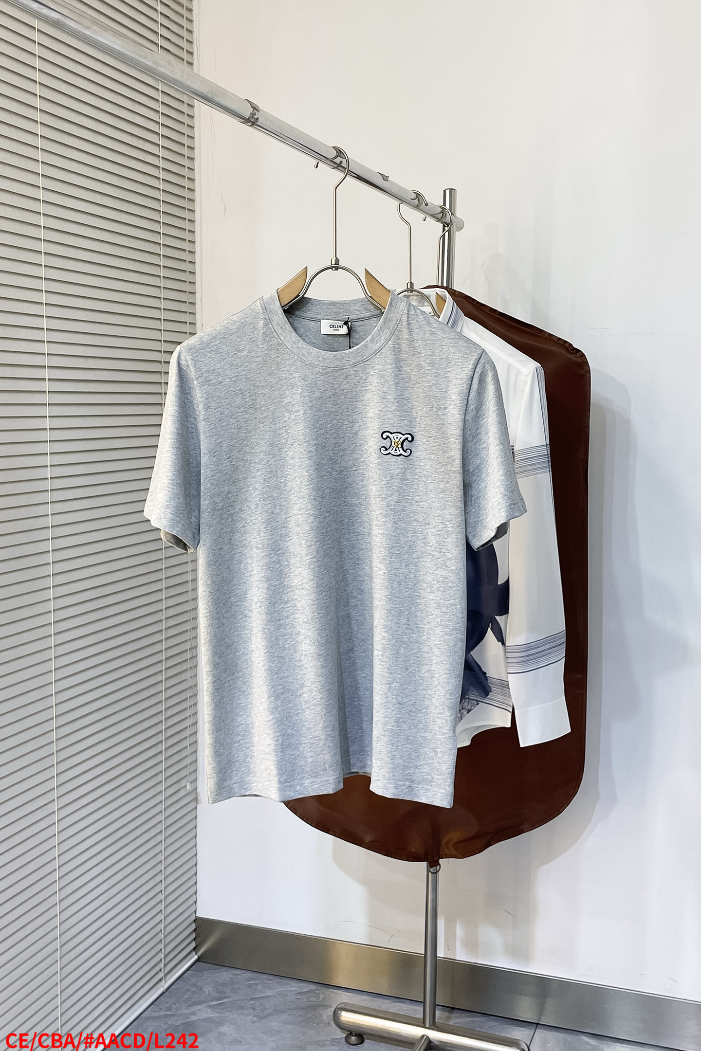 NO:135757,L242 CECeline logo short sleeves, fabric is made of 170 grams, 50 double strands, soft, comfortable and skin-friendly, simple to the extreme, fashionable, simplest classic black and most touching, using embroidered metal logo seal, neat and tidy, cumbersome workmanship, the fabric has been washed, the texture is better, not easy to deform, not easy to shrink, not easy to fade, maintain long-term beauty. Size S-XL three-stamp Size bust 102cm Shoulder width 44cm Longitudinal length 69cm M Bust 106cm Shoulder width 45cm Longitudinal length 70cm L Bust 110cm Shoulder width 46cm Longitudinal length 71cm XL Bust 114cm Shoulder width 47cm Longitudinal length 72cm, celine, T-shirt, alexander  wang19860909L242 CECeline logo仔章短袖,面料采用170克50支双股 手感柔软 舒适亲肤 简单到极致就是时髦 最简单的经典黑百 最能打动人心,采用刺绣金属logo仔章,效果工整整洁 做工繁琐,面料都经过浇洗 手感质感更佳 不易变形 不易缩水 不易褪色 保持长久的美观.尺码S-XL 三标上 S码胸围102cm 肩宽44cm 衣长69cm M码胸围106cm 肩宽45cm 衣长70cm L码胸围110cm 肩宽46cm 衣长71cm XL码胸围114cm 肩宽47cm 衣长72cm,,celine,T-shirt,alexander wang,Men's clothing