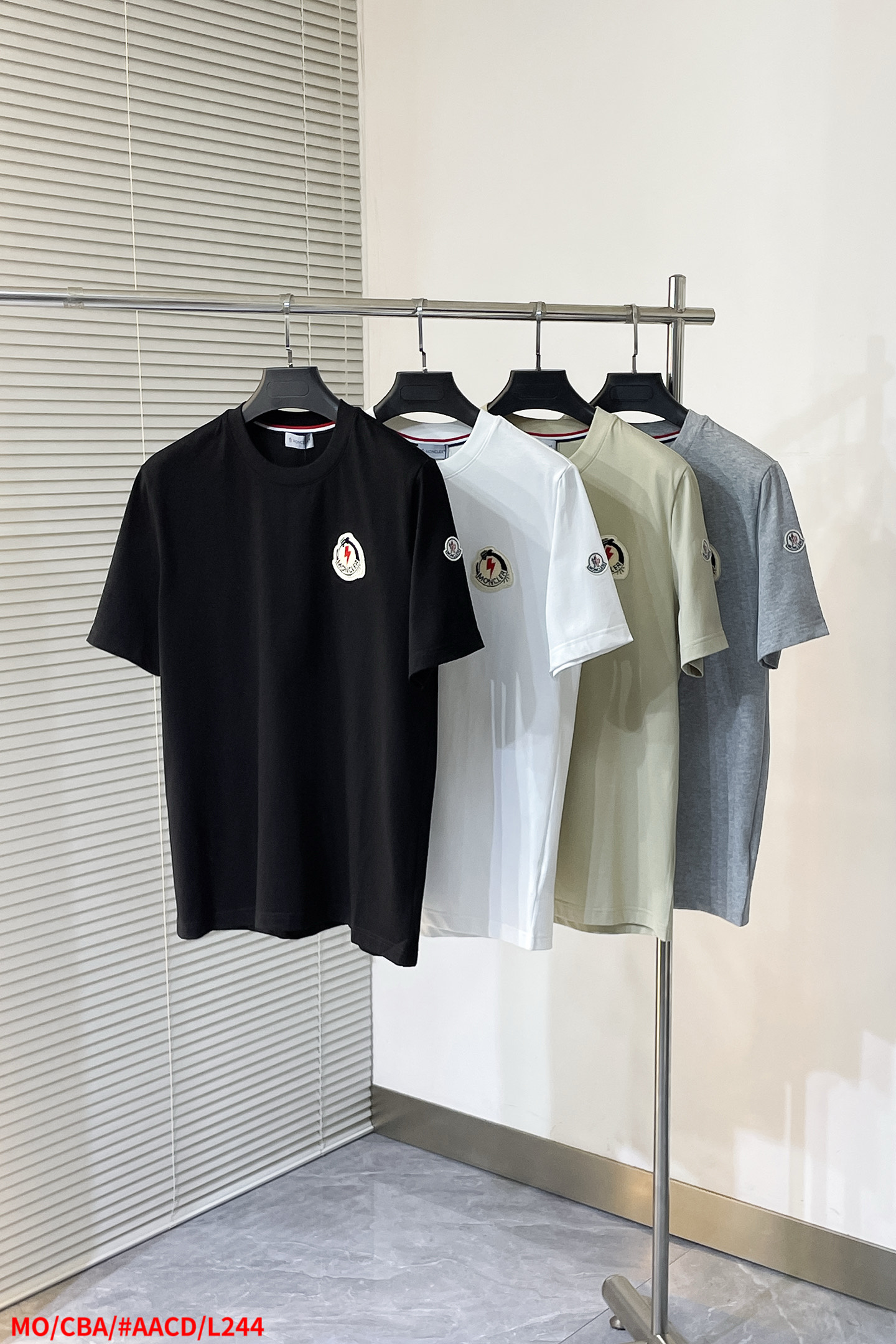 NO:135754,L244 MOMoncler 2025SS new lightning joint badge round neck short sleeves, customized cloud velvet cotton plain paper, soft and delicate, comfortable skin, iconic moncler logo embellishes on the chest, like the soul mark of the artist, full of recognition, low-key contains endless stories and styles, no need to say much, the end of the outfit is minimalist, the drawing pattern is input into the required pattern through software, a high-precision positioning system ensures the accurate position of the pattern on the fabric, has automatic sewing function, can automatically complete the sewing process, automatic thread cutting head, the fabric is washed, the feel and texture is better. Size S-XL is complete, the next day,,christian louboutin,T-shirt,alexander wang19860909L244 MOMoncler 2025SS新款闪电联名徽章圆领短袖,定制云舒绒棉平纹 柔软细腻 舒适贴肤 标志性moncler标识点缀于胸前 仿佛艺术家的灵魂印记 辨识度拉满 低调中蕴含着无尽的故事与格调 无需多言 穿搭的尽头是极简 画样缝纫机工艺 通过软件输入所需的图案 高精度的定位系统 确保图案在布料上的准确位置 具备自动缝纫功能 能够自动完成缝纫过程 自动清剪线头 面料都经过浇洗 手感质感更佳. 尺码S-XL三标齐全 隔天,,christian louboutin,T-shirt,alexander wang,Men's clothing