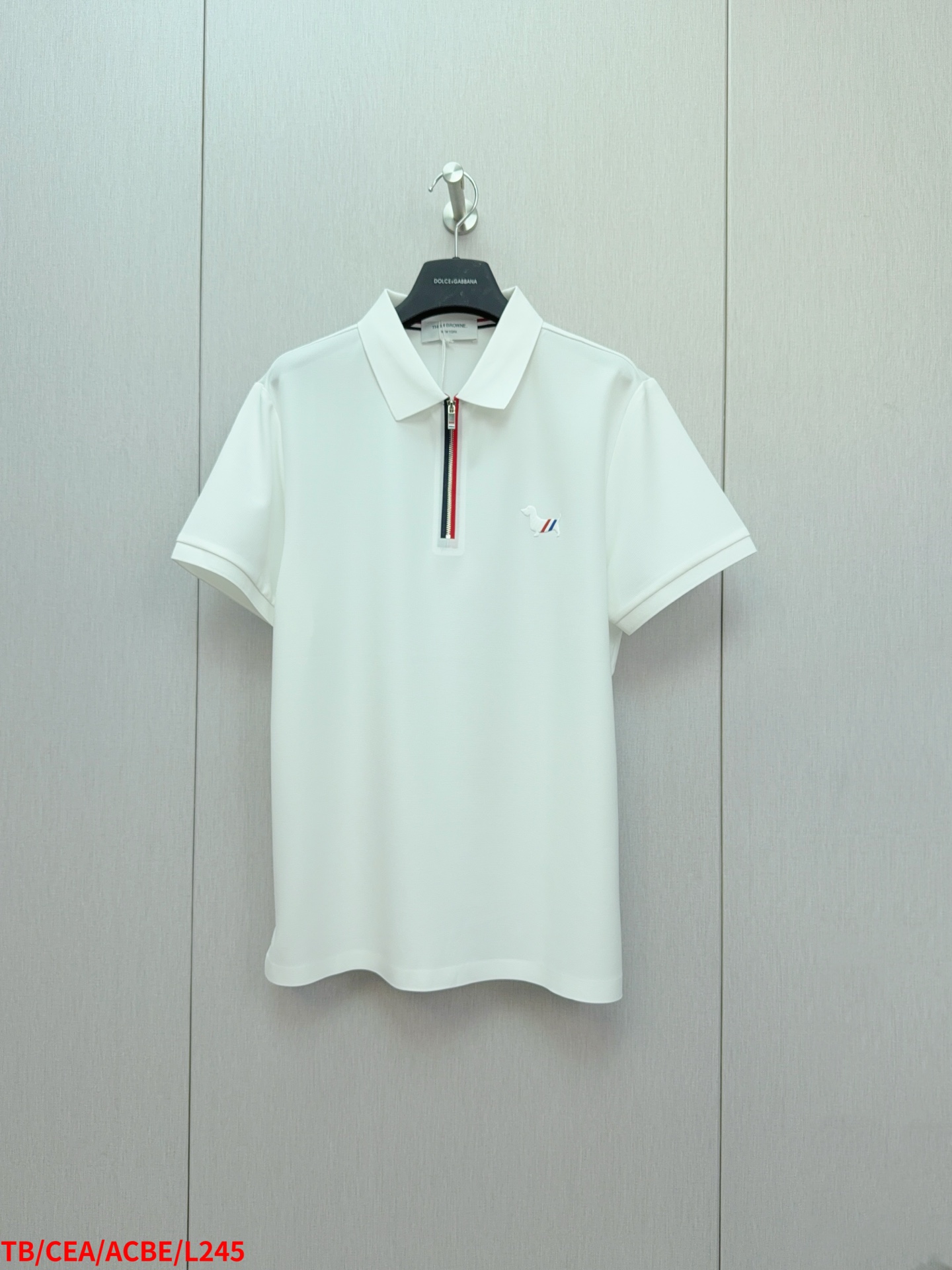 NO:135780,L245 TB Tom Brown 2025ss classic fashion lapel Polo shirt short sleeves trading company channel orders, the official website is released simultaneously, simple and elegant, fashionable and versatile, and the quality is even more unscrupulous!! The quality of the fabric is as high as ever, the collar and button knitted threads are soft and stylish, breathable and comfortable. The upper body has a good drape, not easy to deform! It is even more difficult to fade! The chest is classic, making the overall upper body effect more low-key, luxurious, noble and elegant! It shows a different flavor! Business casual, fashionable and versatile, it is simply a must-have item for every successful man! Size M-3XL complete three standards, thom browne, T-shirt, alexander wang19860909L245 TB汤姆布朗 2025ss经典时尚翻领 Polo衫短袖 贸易公司渠道订单,官网同步发售,简约大气,时尚百搭,品相更是无法挑剔!!面料这块品质也是一如既往的高规格,,领子和纽扣针织螺纹,柔软有型、透气舒适.上身垂感好,不易变形!更不易褪色! 胸口经典 使得整体的上身效果更加的低调奢华,高贵典雅!彰显出别样的风味!商务休闲,时尚百搭,简直是每位成功男士的必备单品! 尺码M-3XL 三标齐全,,thom browne,T-shirt,alexander wang,Men's clothing