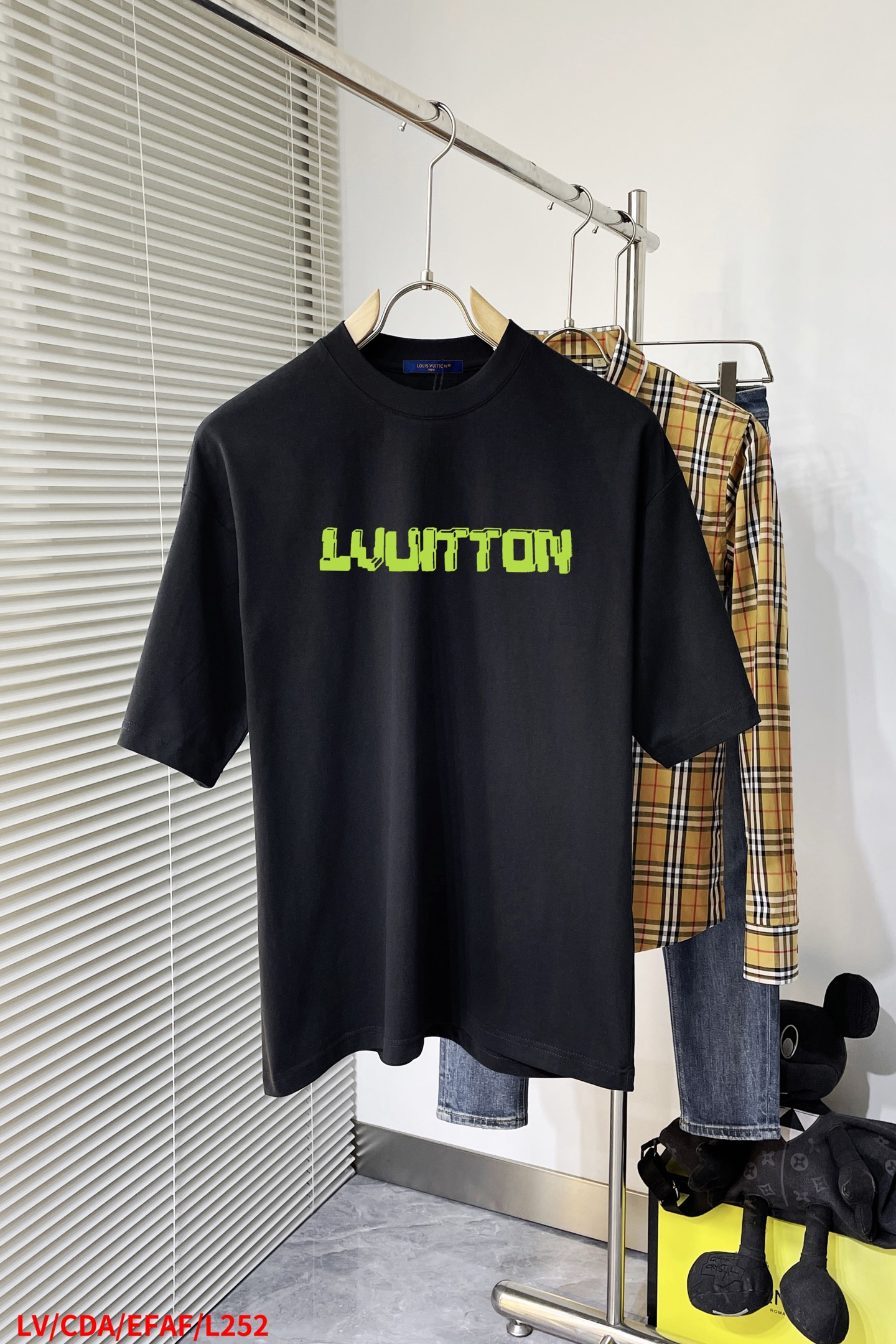 NO:135770,L252 LV Louis Vuitton New letter printing double-layer heavy industry short-sleeved T-pattern letter pattern is a hit item every year, whether it is a T-pat or a sweatshirt, the front large-area printing is direct injection by Dakangli digital printing machine, extremely costly, after many debugging and shaping, the color difference reduction degree is close to 99% from the original version, different from the market junk offset printing version, super labor-intensive, fabric is exclusively customized and dyed 280 grams Cotton double strand Size M-3XL Black and white 2 colors Size chart Bust Shoulder width Clothes length S 11054 6921 M 11456 7122 L 11858 7322 XL12260 7523 2XL 12662 7723 Size M-3XL,,louis  vuitton, louis vuitton, hoodie, sweatshirts, T-shirt, alexander wang19860909L252 LV路易威登 新款字母印花双层重工短袖T桖 字母图案不管是T桖还是卫衣都是每年的爆款单品 前幅大面积印花采用大康丽数码印花机直喷 成本极高 经过多次的调试打版图案色差还原度与原版接近百分之99 区别市场垃圾胶印版本 超级费工时 面料采用独家定制定染280克 棉双股 尺码M-3XL 黑白2色 尺码表 胸围 肩宽 衣长 袖长 S 11054 6921 M 11456 7122 L 11858 7322 XL12260 7523 2XL 12662 7723尺码M-3XL,,louis vuitton,louis vuitton,hoodie,sweatshirts,T-shirt,alexander wang,Men's clothing