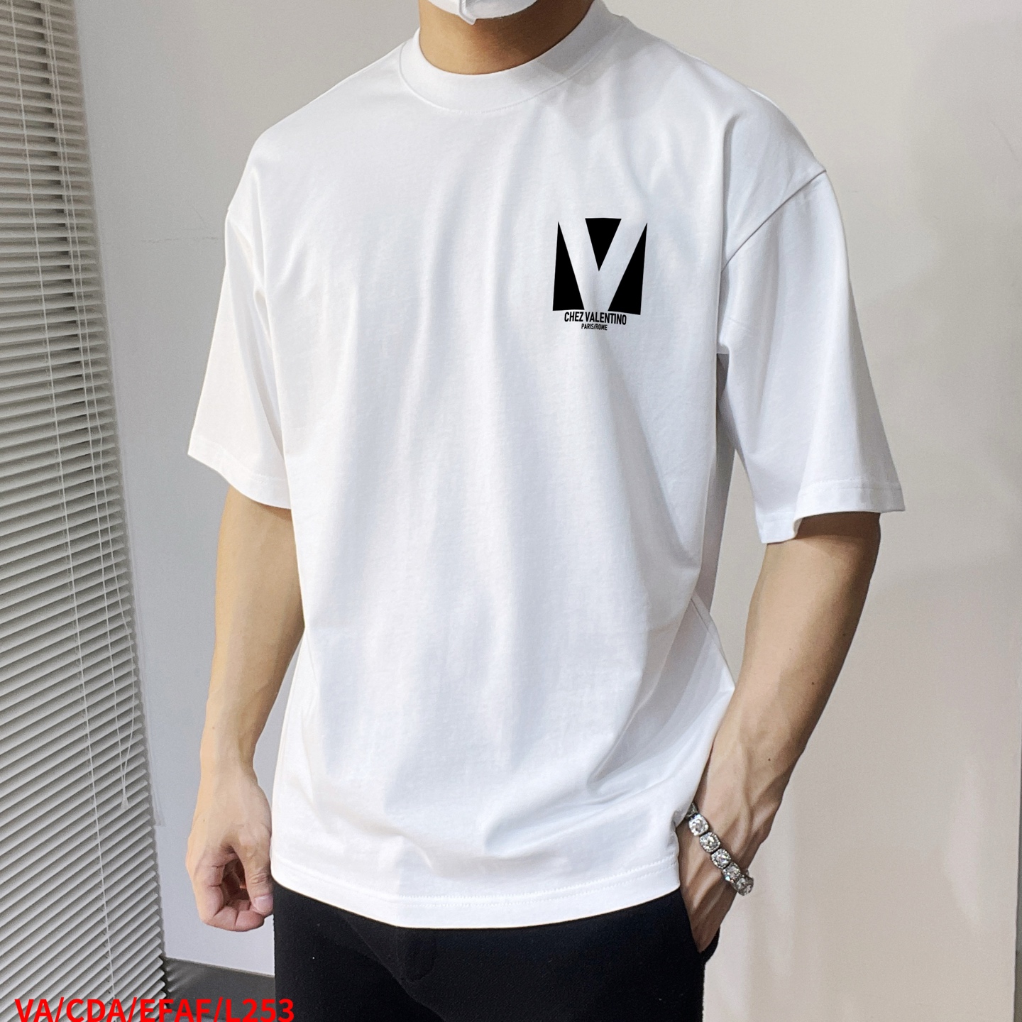 NO:135751,L253 VA Valentino New letter printing double-layer heavy industry short-sleeved T-pattern letter pattern is a hit item every year, whether it is a T-pat or a sweatshirt, the front large-area printing is direct injection by Dakangli digital printing machine, extremely costly, after many debugging and shaping, the color difference reduction degree is close to 99% from the original version, different from the market junk offset printing version, super labor-intensive, fabric is exclusively customized and dyed 280 grams Cotton double strand Size M-3XL Black and white 2 colors Size chart Bust Shoulder width Clothes length Sleeve length S 11054 6921 M 11456 7122 L 11858 7322 XL12260 7523 2XL 12662  7723 size M-3XL, valentino, hoodie, sweatshirts, T-shirt, alexander wang19860909L253 VA华伦天奴 新款字母印花双层重工短袖T桖 字母图案不管是T桖还是卫衣都是每年的爆款单品 前幅大面积印花采用大康丽数码印花机直喷 成本极高 经过多次的调试打版图案色差还原度与原版接近百分之99 区别市场垃圾胶印版本 超级费工时 面料采用独家定制定染280克 棉双股 尺码M-3XL 黑白2色 尺码表 胸围 肩宽 衣长 袖长 S 11054 6921 M 11456 7122 L 11858 7322 XL12260 7523 2XL 12662 7723尺码M-3XL,,valentino,hoodie,sweatshirts,T-shirt,alexander wang,Men's clothing