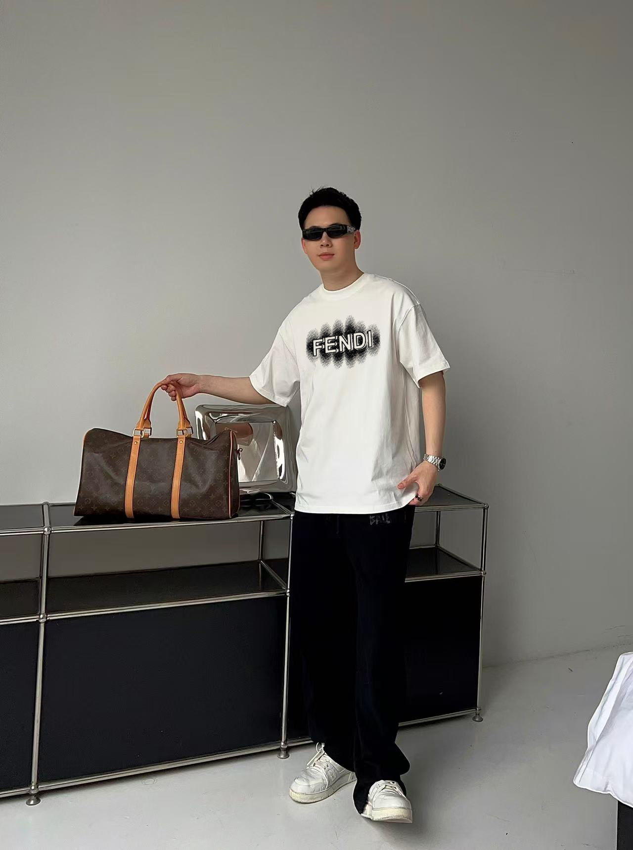         芬迪 新款字母印花双层重工短袖T桖 字母图案不管是T桖
