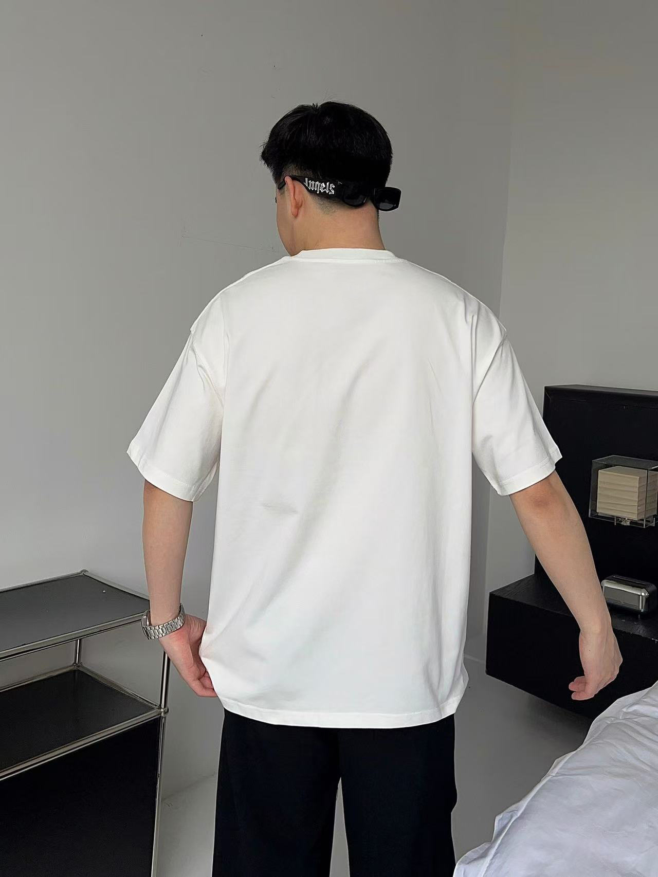         芬迪 新款字母印花双层重工短袖T桖 字母图案不管是T桖