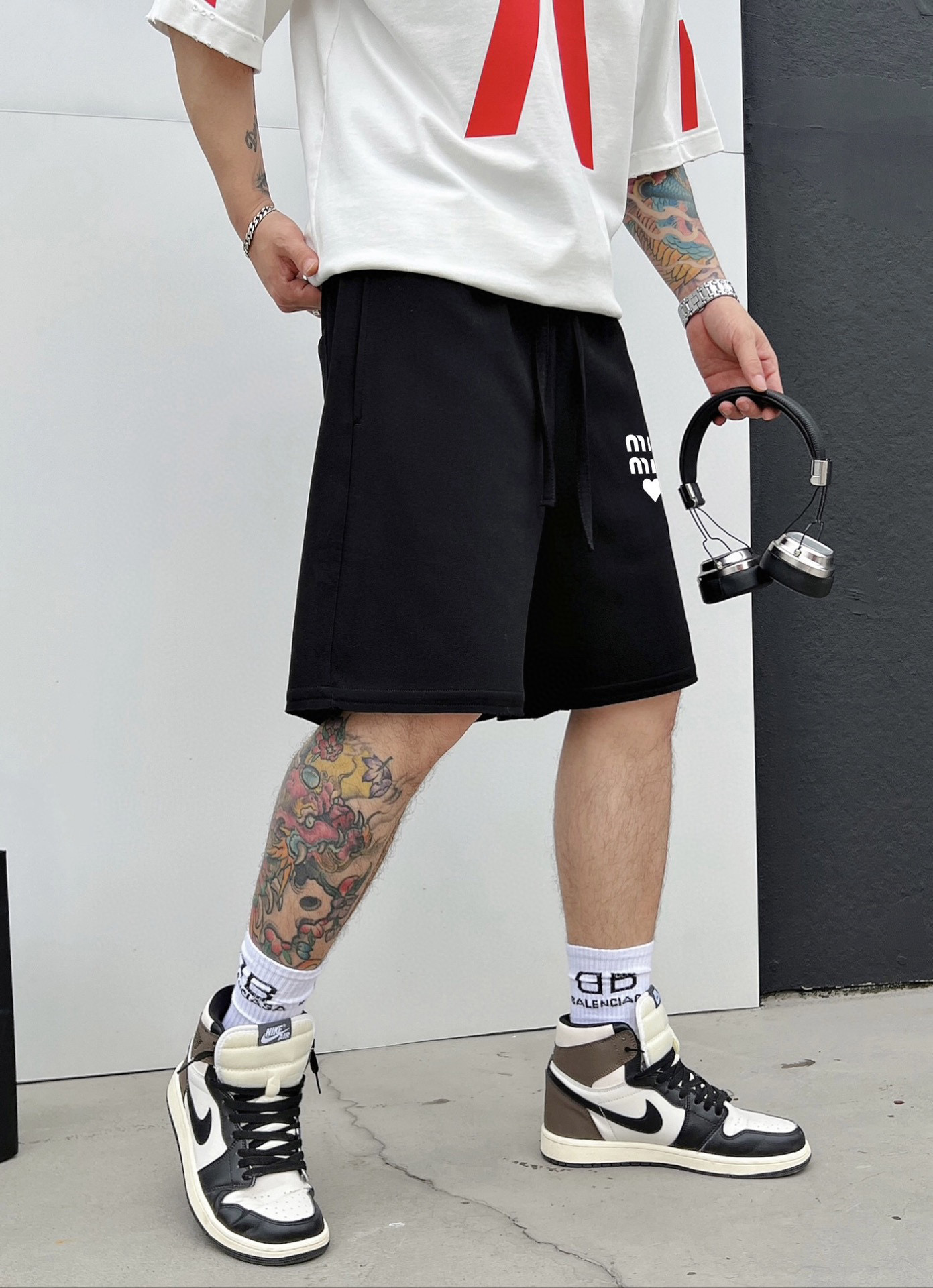 ￼ MIUMIU 25春夏新款短裤这款极简表达现代态度。面布63.1%棉36.9聚酯倩维 超薄复合面料 