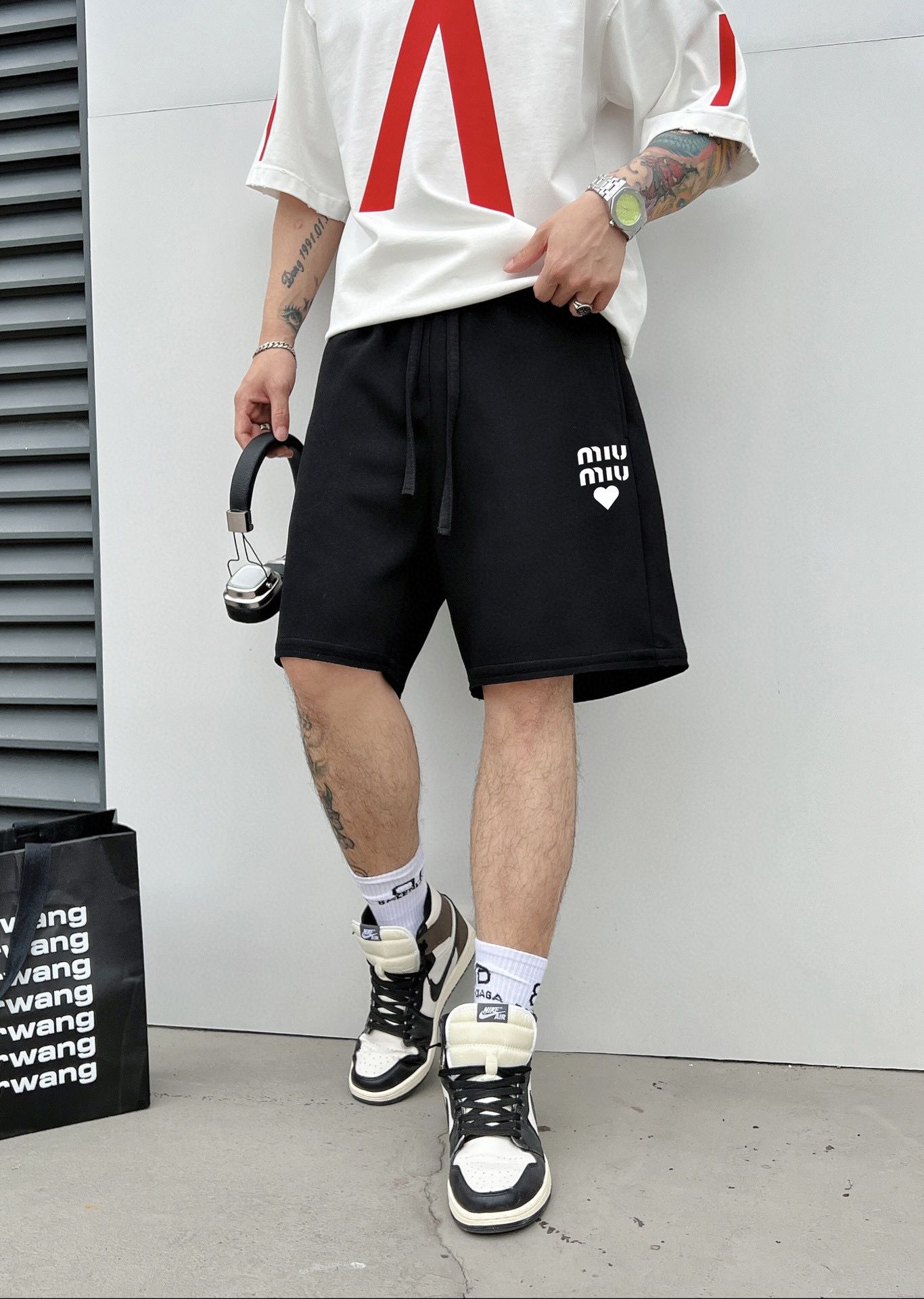 ￼ MIUMIU 25春夏新款短裤这款极简表达现代态度。面布63.1%棉36.9聚酯倩维 超薄复合面料 