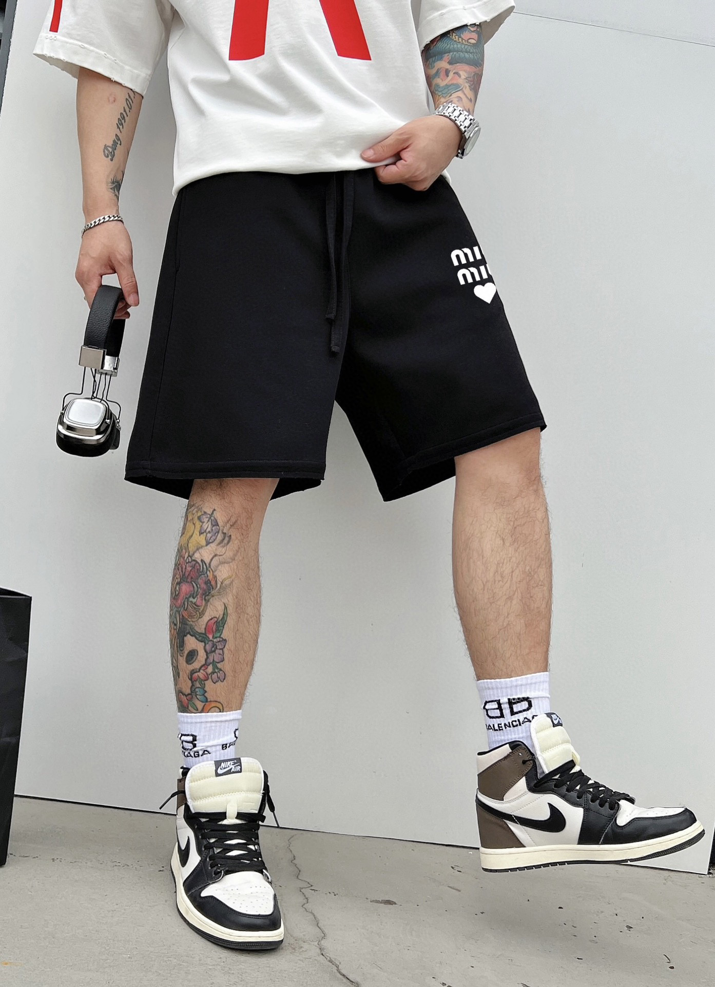 ￼ MIUMIU 25春夏新款短裤这款极简表达现代态度。面布63.1%棉36.9聚酯倩维 超薄复合面料 