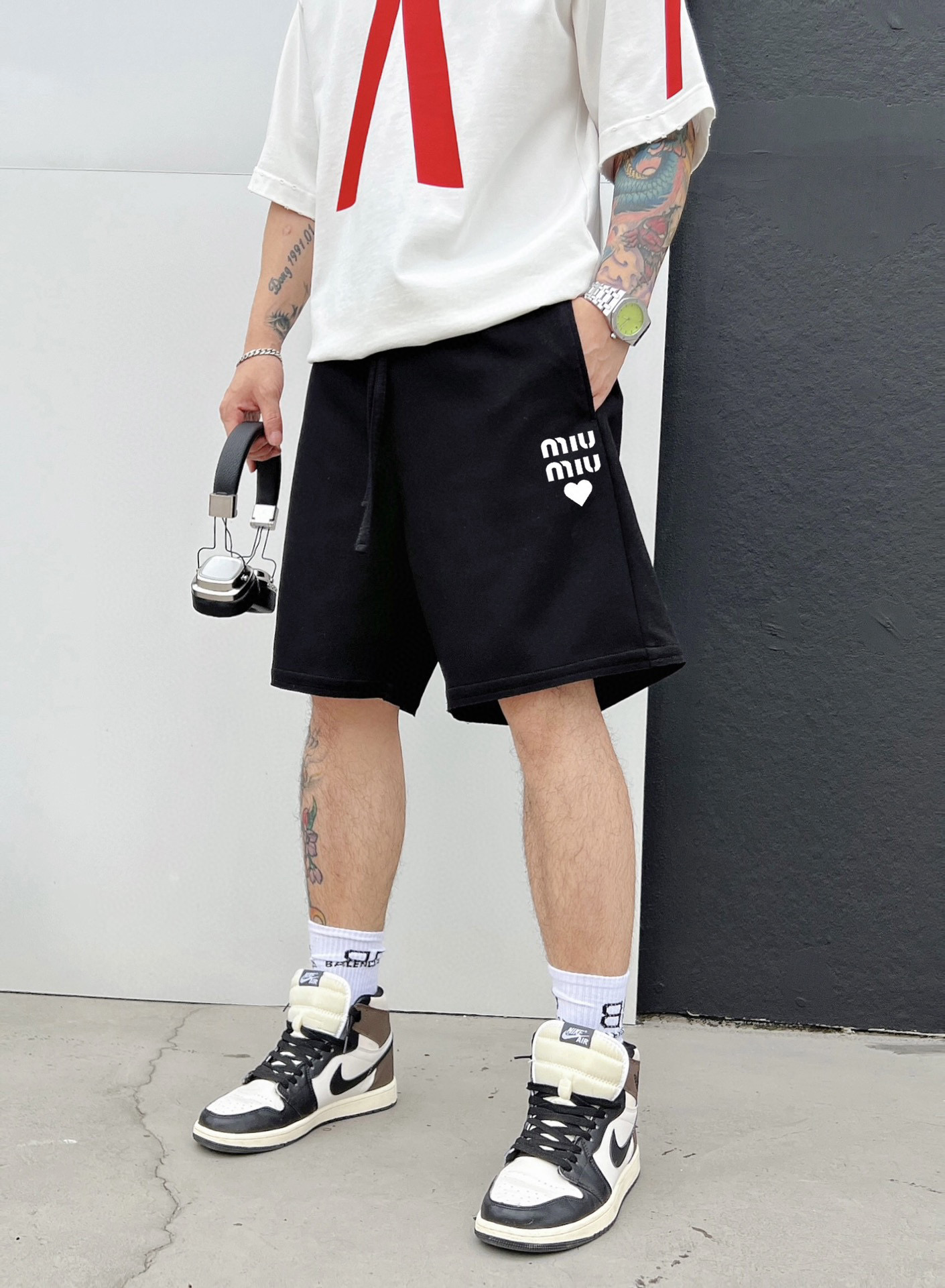 ￼ MIUMIU 25春夏新款短裤这款极简表达现代态度。面布63.1%棉36.9聚酯倩维 超薄复合面料 