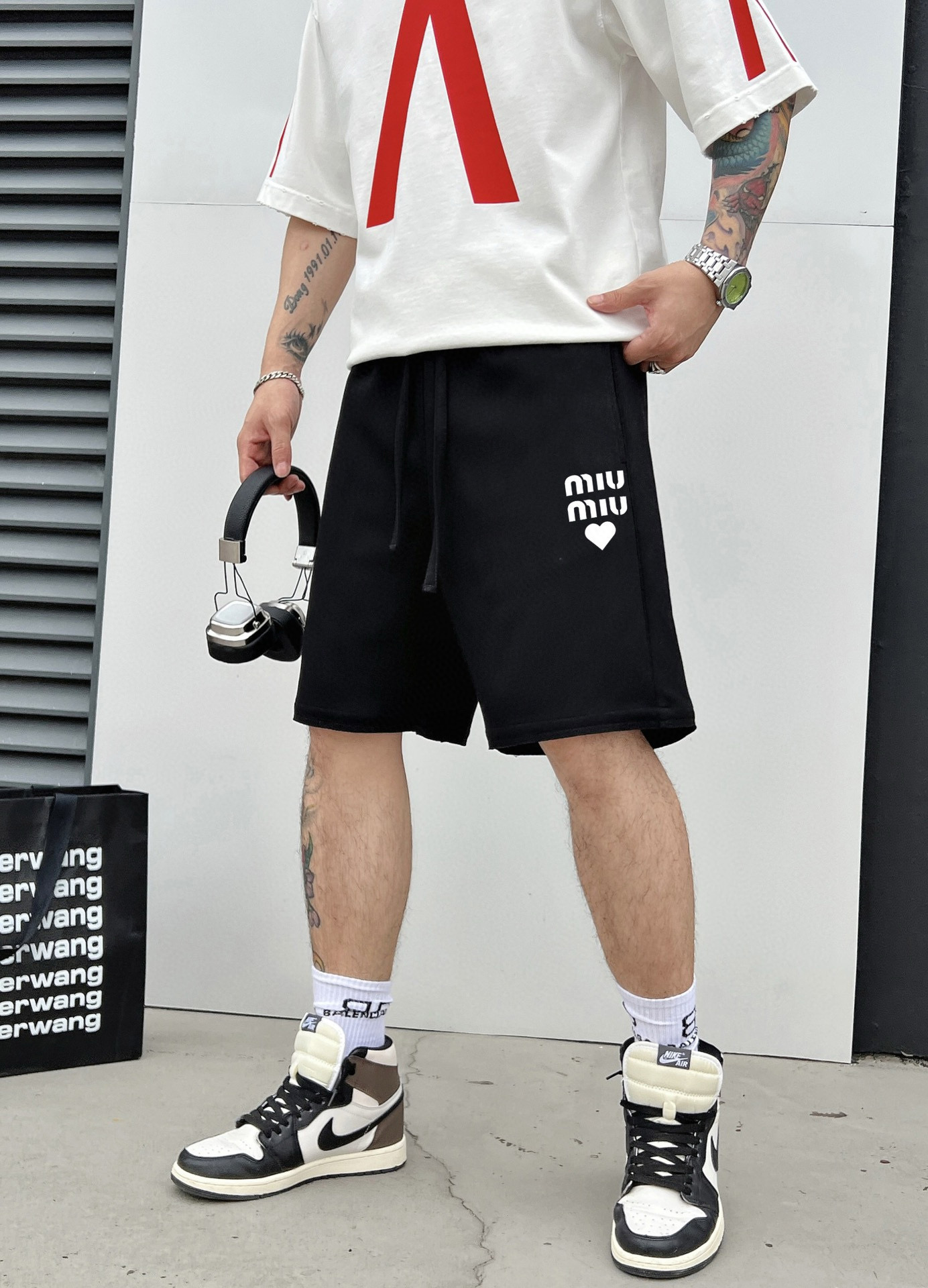 ￼ MIUMIU 25春夏新款短裤这款极简表达现代态度。面布63.1%棉36.9聚酯倩维 超薄复合面料 