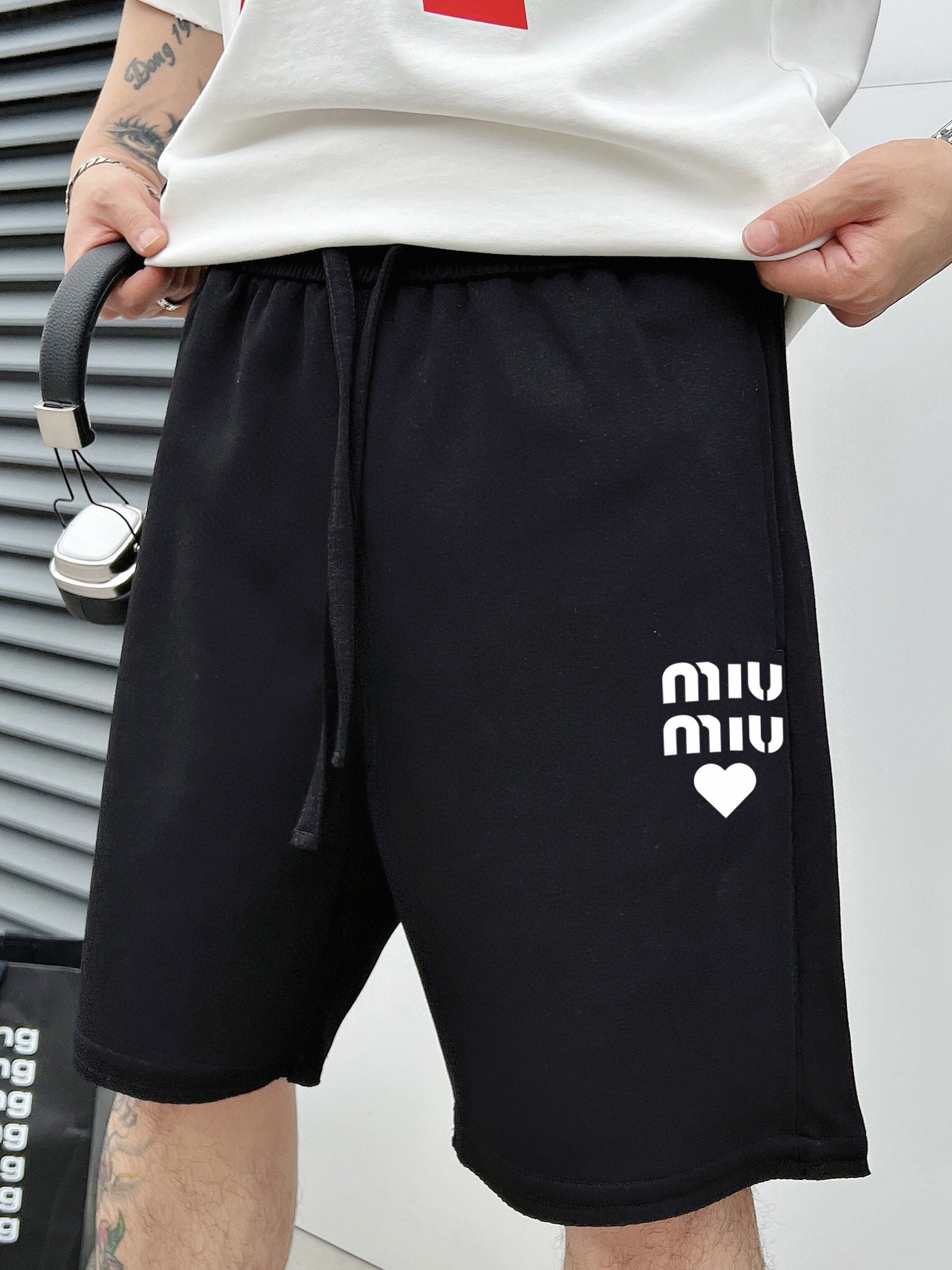 ￼ MIUMIU 25春夏新款短裤这款极简表达现代态度。面布63.1%棉36.9聚酯倩维 超薄复合面料 