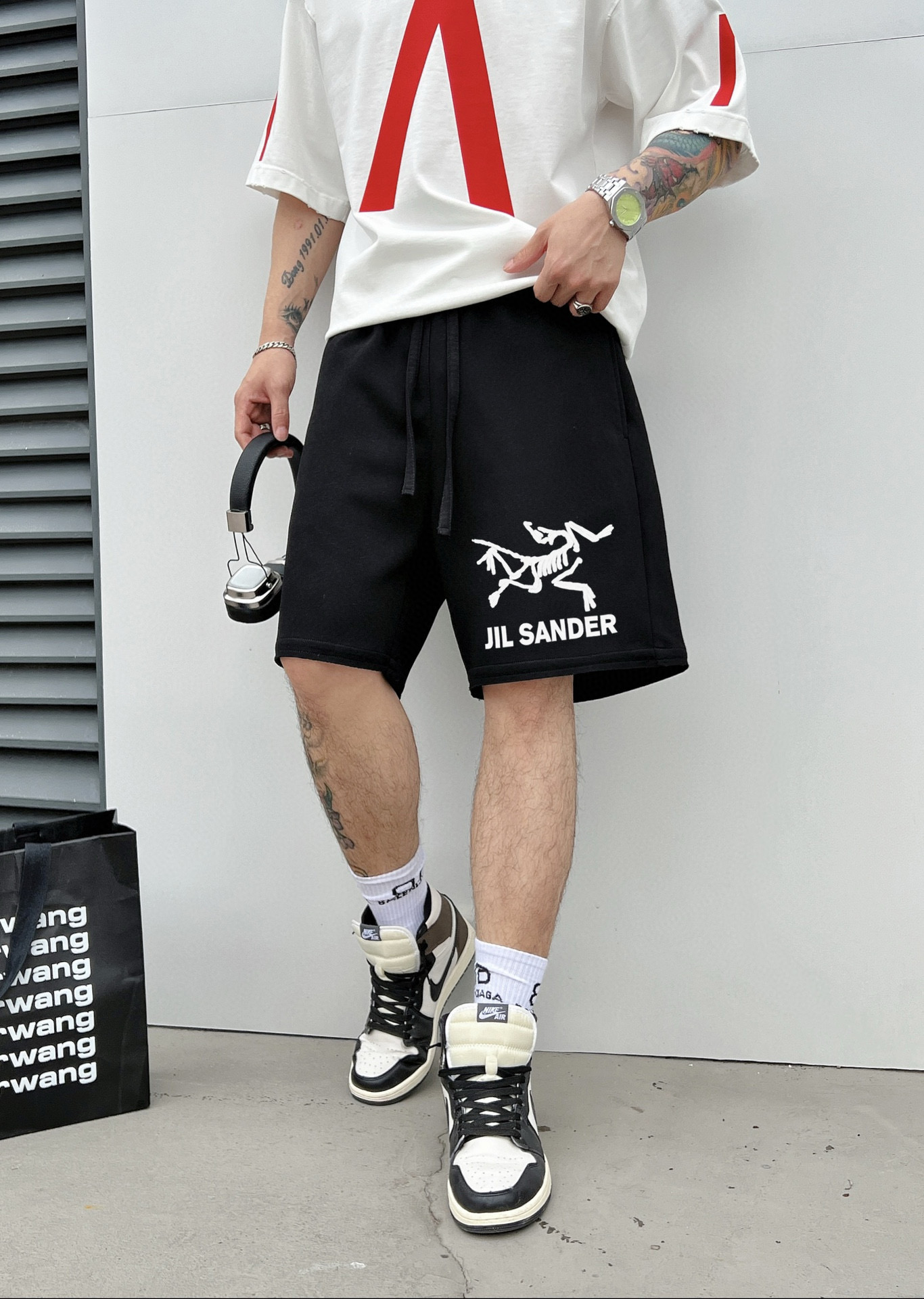 ￼ ￼ ￼ ￼ ￼ 始祖鸟 25春夏新款短裤 这款极简表达现代态度。面布63.1%棉36.9聚酯倩维 超