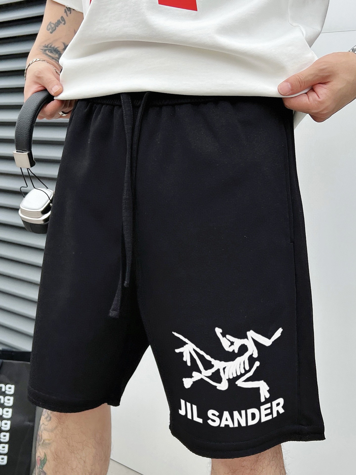 ￼ ￼ ￼ ￼ ￼ 始祖鸟 25春夏新款短裤 这款极简表达现代态度。面布63.1%棉36.9聚酯倩维 超