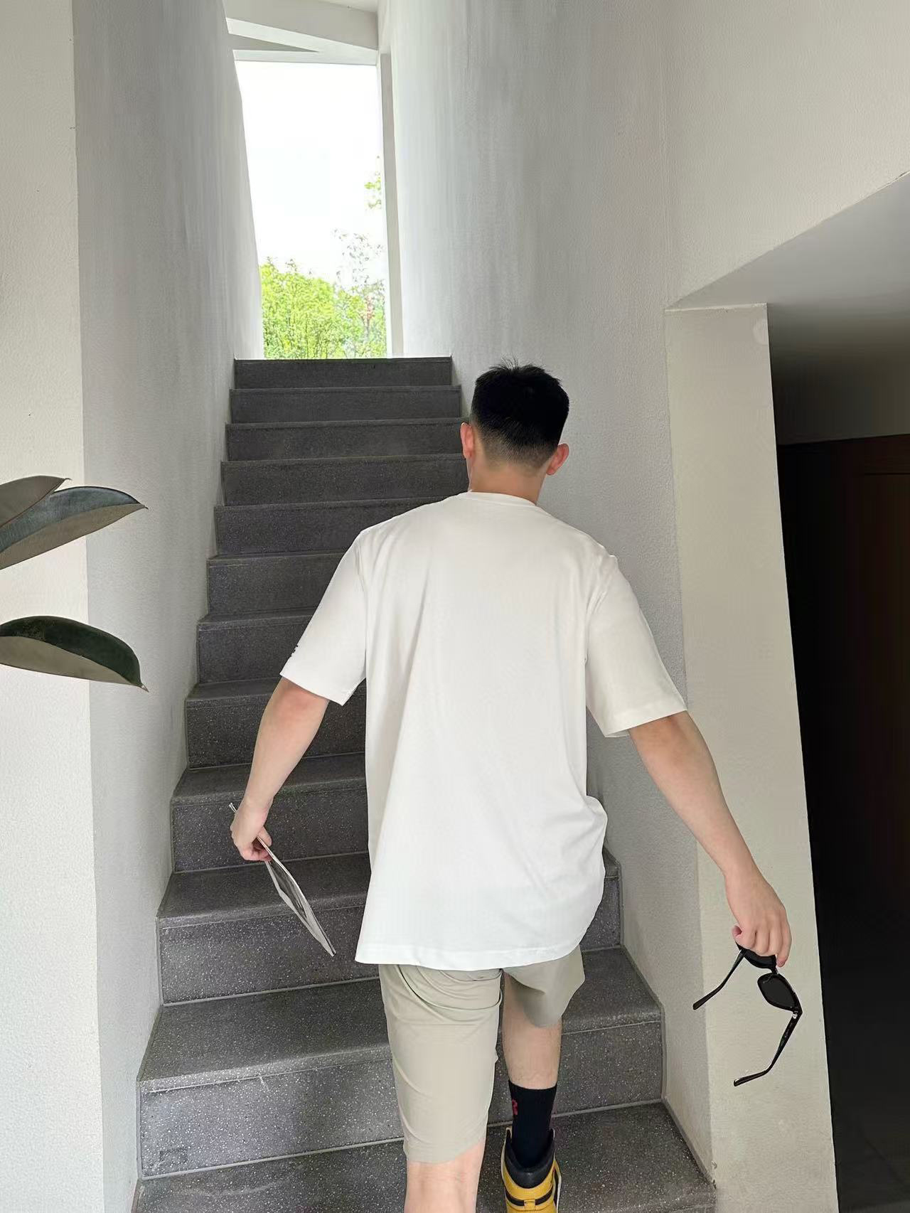         普拉达 新款字母印花双层重工短袖T桖 字母图案不管是T