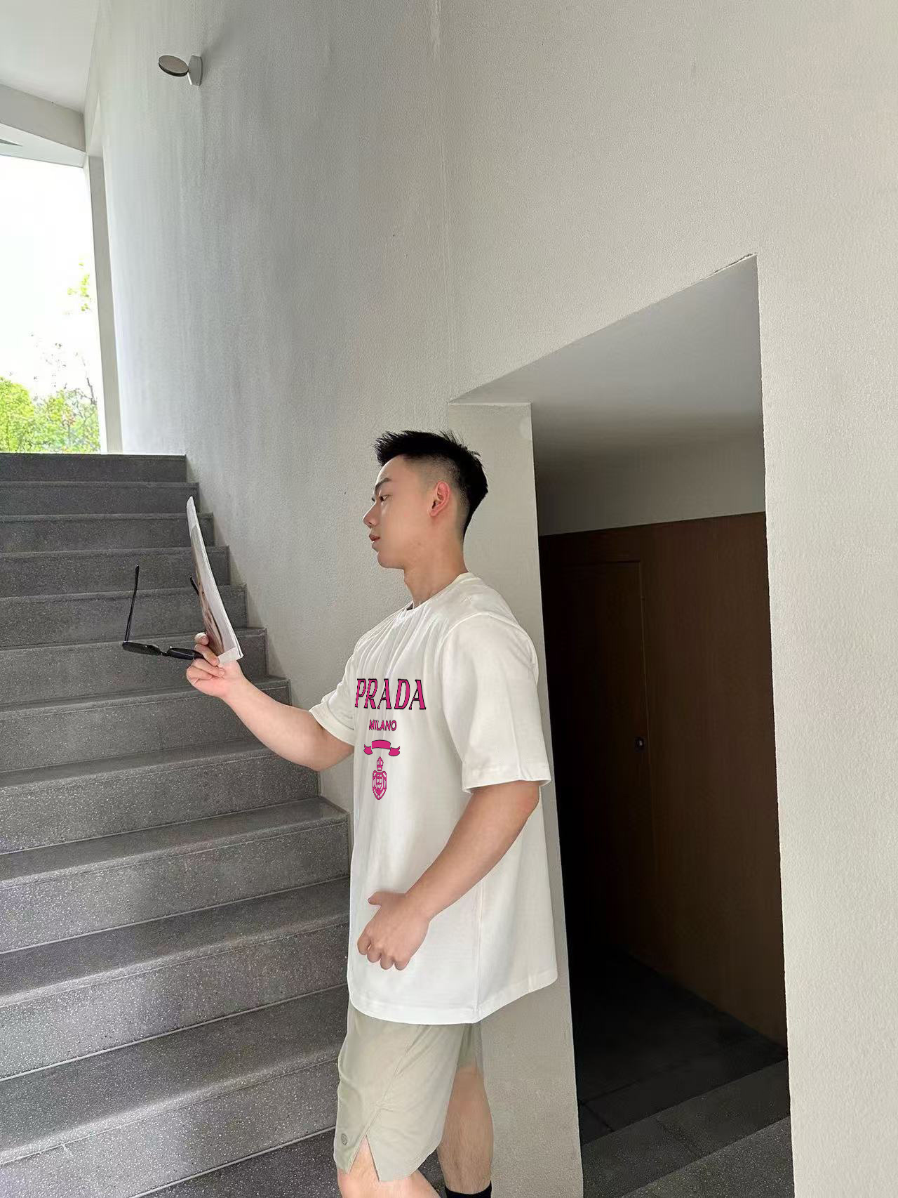        普拉达 新款字母印花双层重工短袖T桖 字母图案不管是T