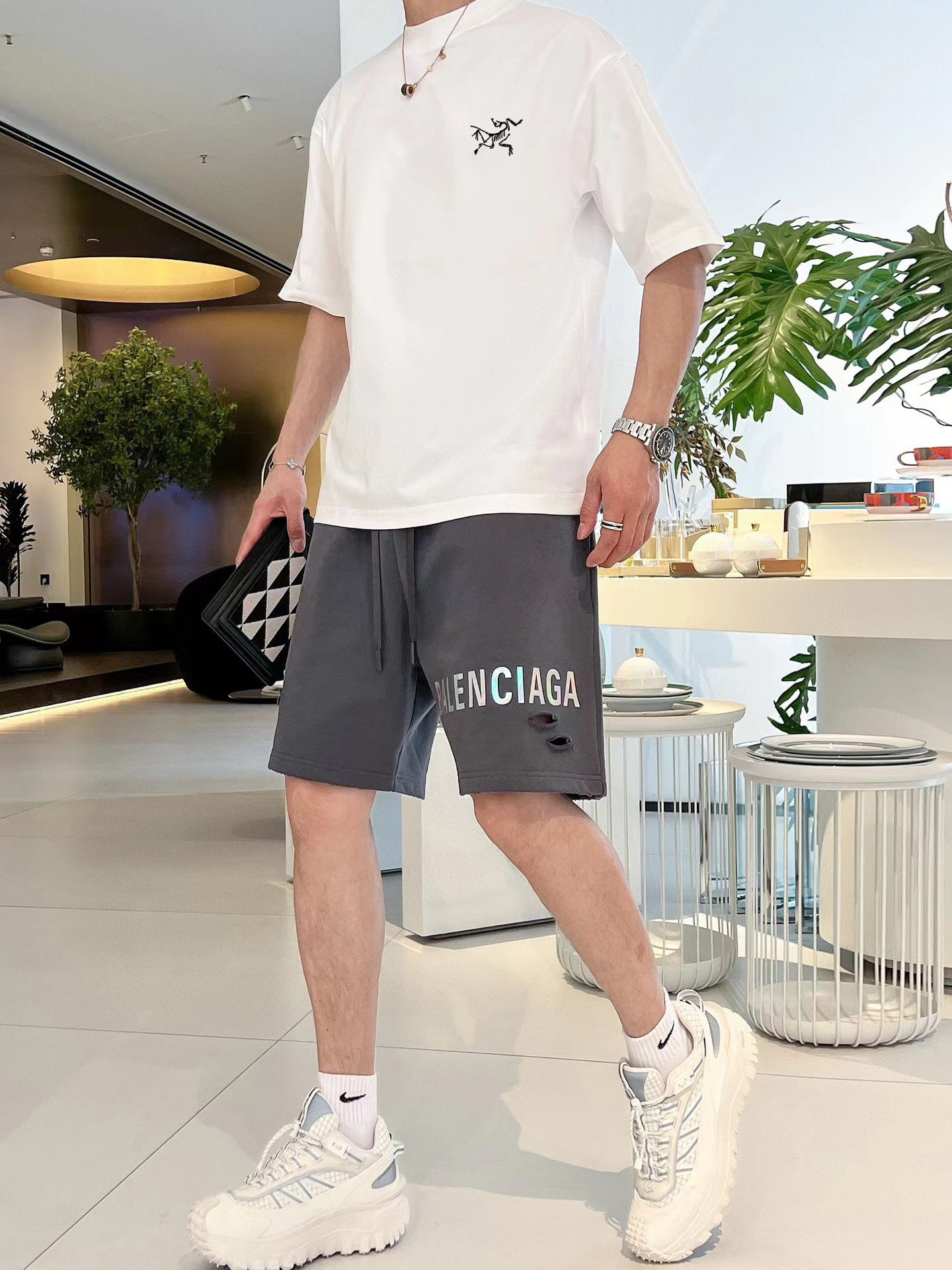 NO:440019,Archaeopteryx New letter printing double-layer heavy industry short-sleeved T-pattern letter pattern is a hit item every year, whether it is a T-pat or a sweatshirt, the front large-area printing is direct sprayed by Dakangli digital printing machine, extremely high cost, after many debugging and shaping, the color difference reduction degree is close to 99% from the original version, different from the market garbage offset printing version, super labor-consuming, fabric is exclusively customized and dyed 280 grams Cotton double strand M (100-140 catties) L (140/155 catties) XL (160-175 catties) XXL (175-185 catties) XXXL (185-210 catties) Black and white 2 colors 200 catties can be worn 182/165 catties XL  loose fit, arc'teryx, hoodie, sweatshirts, T-shirt, alexander wang19860909始祖鸟 新款字母印花双层重工短袖T桖 字母图案不管是T桖还是卫衣都是每年的爆款单品 前幅大面积印花采用大康丽数码印花机直喷 成本极高 经过多次的调试打版图案色差还原度与原版接近百分之99 区别市场垃圾胶印版本 超级费工时 面料采用独家定制定染280 克 棉双股 M（100-140斤）L（140/155斤）XL（160-175斤）XXL（175-185斤）XXXL（185-210斤）黑白2色 200斤可穿 182/165斤穿XL 宽松版型,arc'teryx,hoodie,sweatshirts,T-shirt,alexander wang,Men's clothing