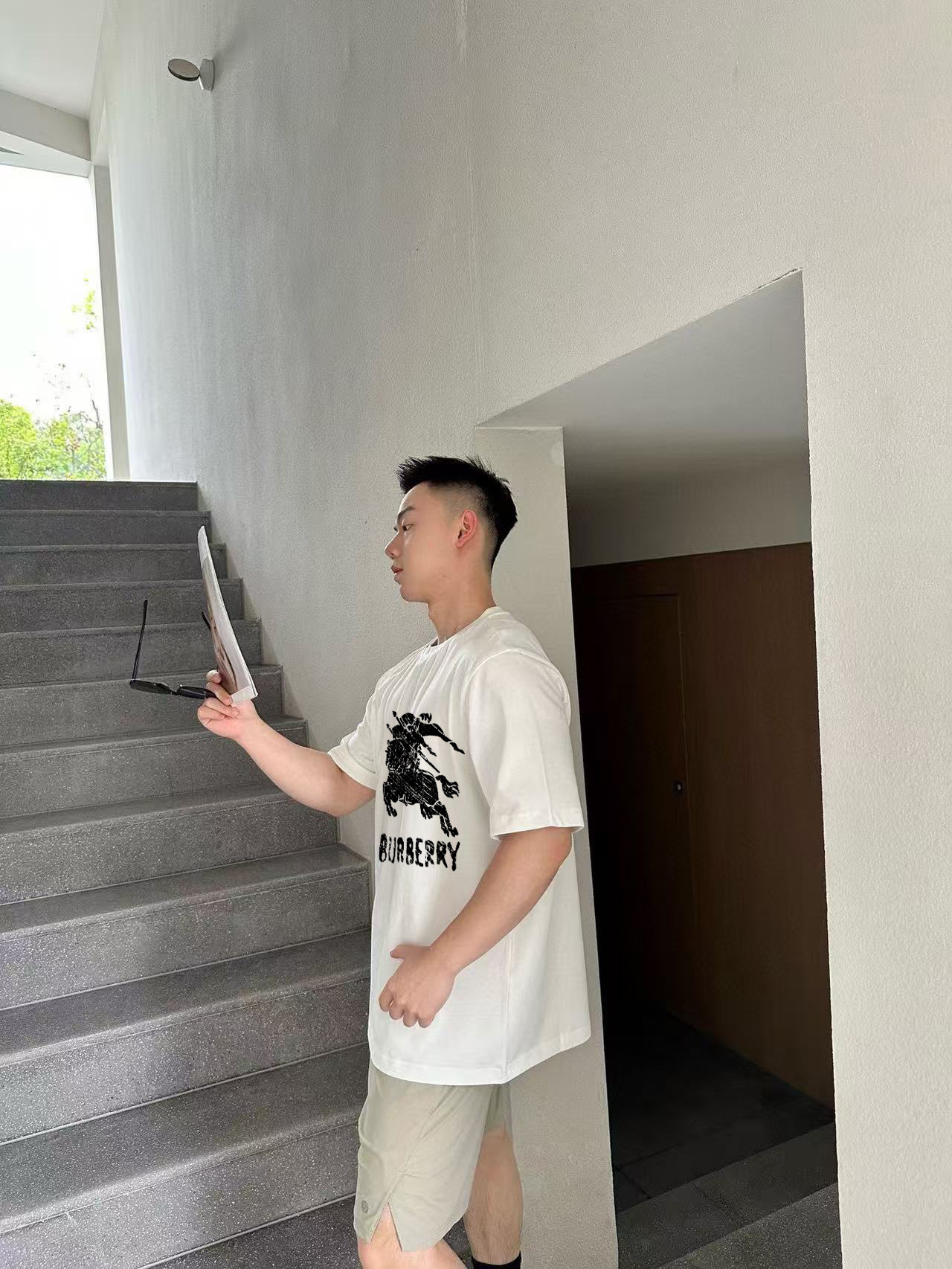         巴宝莉 新款字母印花双层重工短袖T桖 字母图案不管是T